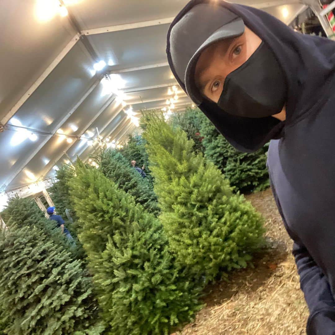 セバスチャン・スタンさんのインスタグラム写真 - (セバスチャン・スタンInstagram)「First 🎄 in 20 years...」12月9日 0時17分 - imsebastianstan