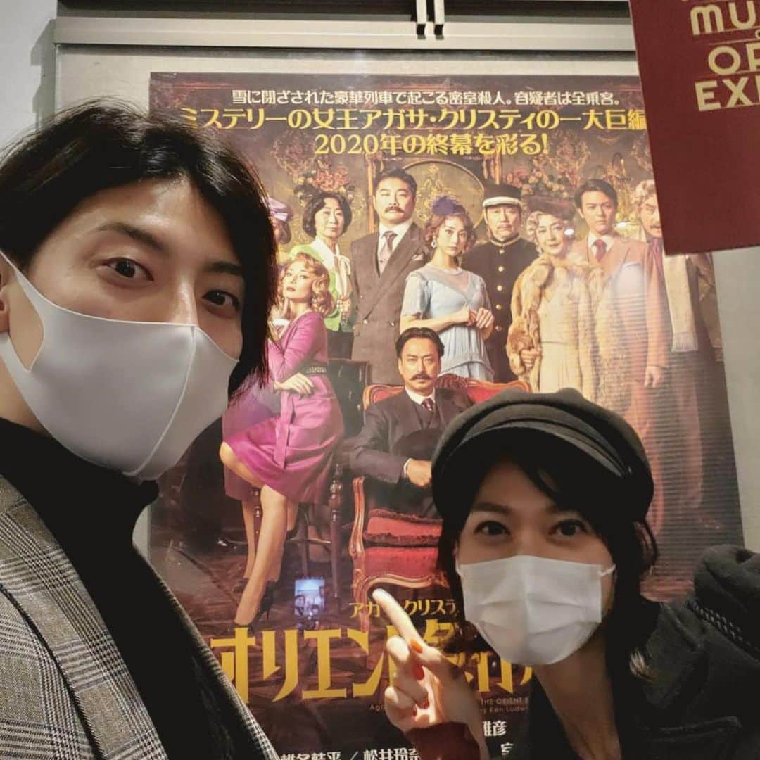小板奈央美のインスタグラム：「本日初日！#オリエント急行殺人事件 のステージングで入ってる、楢木和也 さん @kazuyanaraki の幻のアシスタントさせて頂きました💃✨ ・ ・ 振り入れのお稽古場に一度伺ったんですが、とっても素敵なカンパニーだなと思っていて、今日初見で作品拝見したんですが、とても面白くて、気づけば最後は涙😭 本当、役者陣の芝居の説得力が本当に凄い。もう前のめりで観てしまいました👀♪ ・ ・ とにかく、最後まで無事に駆け抜けられます様、心から祈ってます🤲✨ ・ ・ そして、気づけば知り合って10年以上！ 大学時代から私の先を常に駆け抜けている楢木先輩！！ 今回も鬼スケジュールの中流石過ぎて、改めて、女版楢木和也を目指したいと思いました！！！ (ちょうどいいイケメンならぬ、ちょういい美人を目指してる今日この頃ww ) 常に憧れの先輩です✨ ・ ・ 気づけば１２月、今年も残りわずか！ 私も全力で駆け抜けますー！！ ・ ・ ・ #大好きな粟根さんをまさかのパンフで隠してる #これは事件  #よく考えたら河原さん演出作品を続けて観てる #河原さんの演出作品出たい #コクーンの舞台も立ちたい #演劇最高」