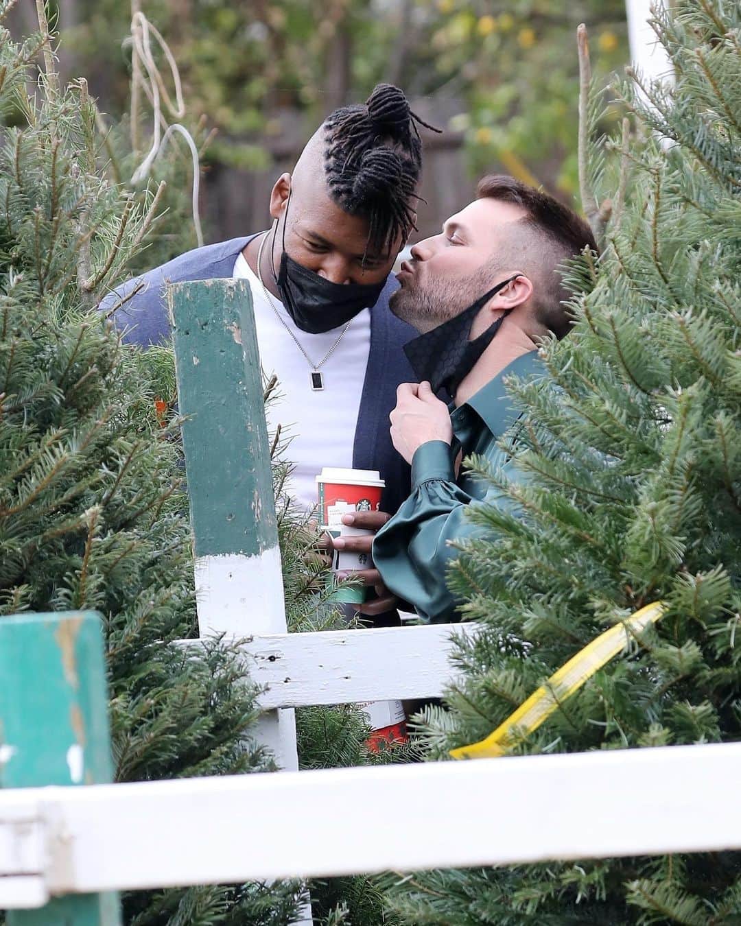 Just Jaredさんのインスタグラム写真 - (Just JaredInstagram)「NFL player Ryan Russell and his boyfriend Corey O’Brien shop for a Christmas tree together!  #RyanRussell #CoreyOBrien Photos: Backgrid」12月9日 0時23分 - justjared