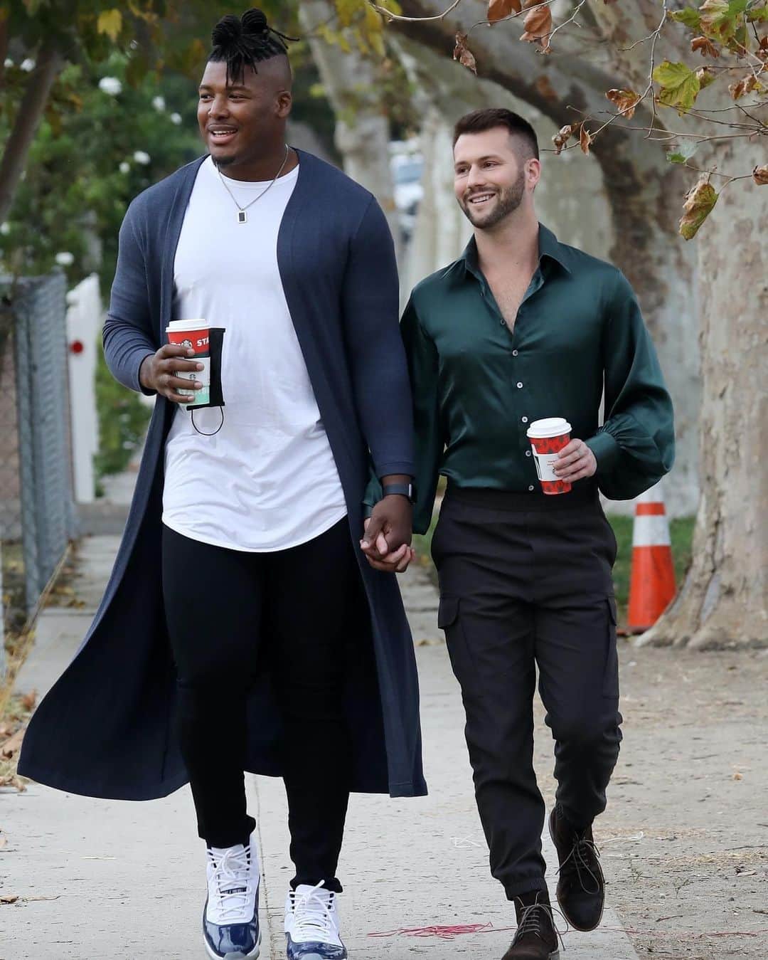 Just Jaredさんのインスタグラム写真 - (Just JaredInstagram)「NFL player Ryan Russell and his boyfriend Corey O’Brien shop for a Christmas tree together!  #RyanRussell #CoreyOBrien Photos: Backgrid」12月9日 0時23分 - justjared