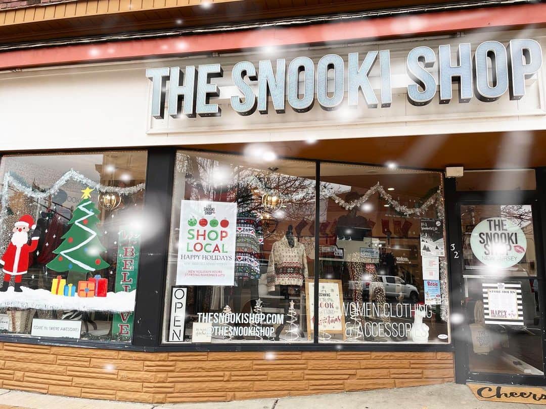 ニコール・ ポリッツィのインスタグラム：「So grateful for my 4th baby right here 🙏🏽 THE BEST TIME OF YEAR 🎄 Just want to say thank you & appreciate all of you that have supported me & my stores💋 I cannot wait till it’s safe again to do my VIP Events 🥂 😩 but stop in & keep shopping! Im always watching on my cameras👀 #thesnookishop  🖤Shop Local this holiday season🖤」