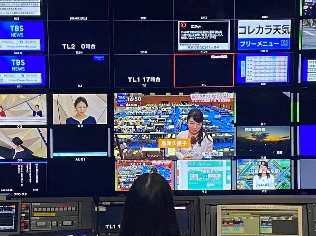 島津久美子さんのインスタグラム写真 - (島津久美子Instagram)「あっという間に1週間！！* TBS NEWSでは素敵なキャスター•アナウンサーの方々やスタッフの皆さんとの出会い‼︎そして一緒に働くことができた時間も財産です😊💕 * 最終日にみんな集まってくれて嬉しかったぁ😭✨* 勤務で来られないという子は、前もってサプライズしてくれたり... さらに卒業した今も遊んでくれたりと......🥺✨💕* 本当に幸せ者だなぁ〜と感じながら、温かい気持ちで過ごした1週間でした🥰🙇‍♀️‼︎‼︎* #みんなありがとう❤︎ #思い出の写真 #卒業式 #記念写真 #アナウンサー #女子アナ #ニュースキャスター #女子アナ大集合 #tbsnews #newscaster #thankyou ※みんな撮影の瞬間のみマスクを外しています」12月9日 0時27分 - kumiko_shimazu