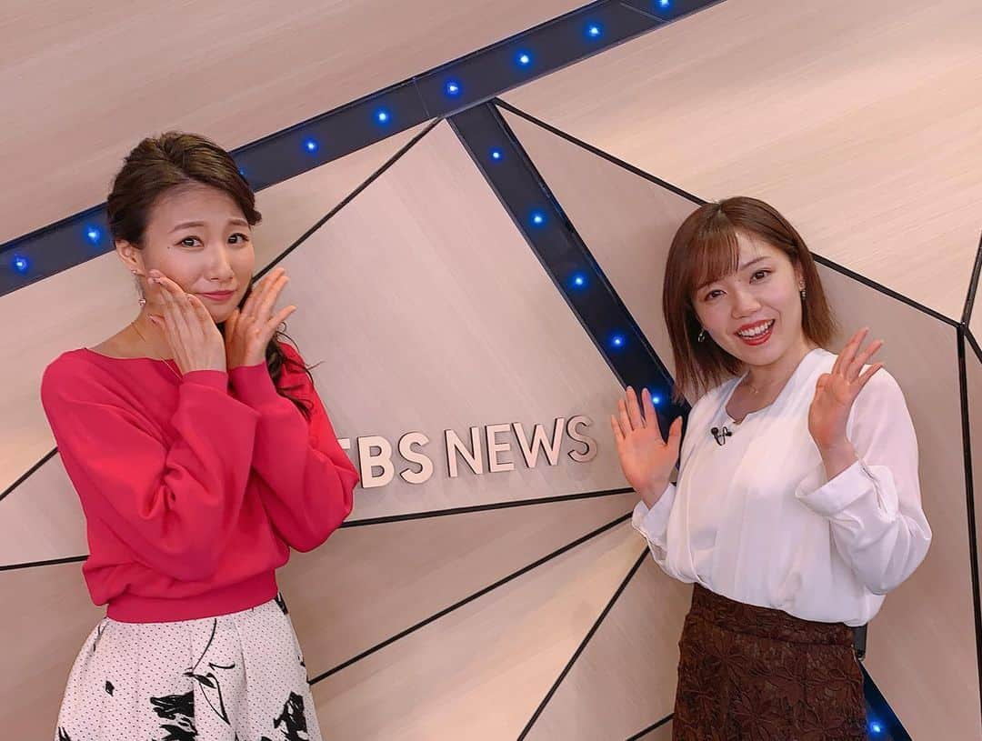 島津久美子さんのインスタグラム写真 - (島津久美子Instagram)「あっという間に1週間！！* TBS NEWSでは素敵なキャスター•アナウンサーの方々やスタッフの皆さんとの出会い‼︎そして一緒に働くことができた時間も財産です😊💕 * 最終日にみんな集まってくれて嬉しかったぁ😭✨* 勤務で来られないという子は、前もってサプライズしてくれたり... さらに卒業した今も遊んでくれたりと......🥺✨💕* 本当に幸せ者だなぁ〜と感じながら、温かい気持ちで過ごした1週間でした🥰🙇‍♀️‼︎‼︎* #みんなありがとう❤︎ #思い出の写真 #卒業式 #記念写真 #アナウンサー #女子アナ #ニュースキャスター #女子アナ大集合 #tbsnews #newscaster #thankyou ※みんな撮影の瞬間のみマスクを外しています」12月9日 0時27分 - kumiko_shimazu