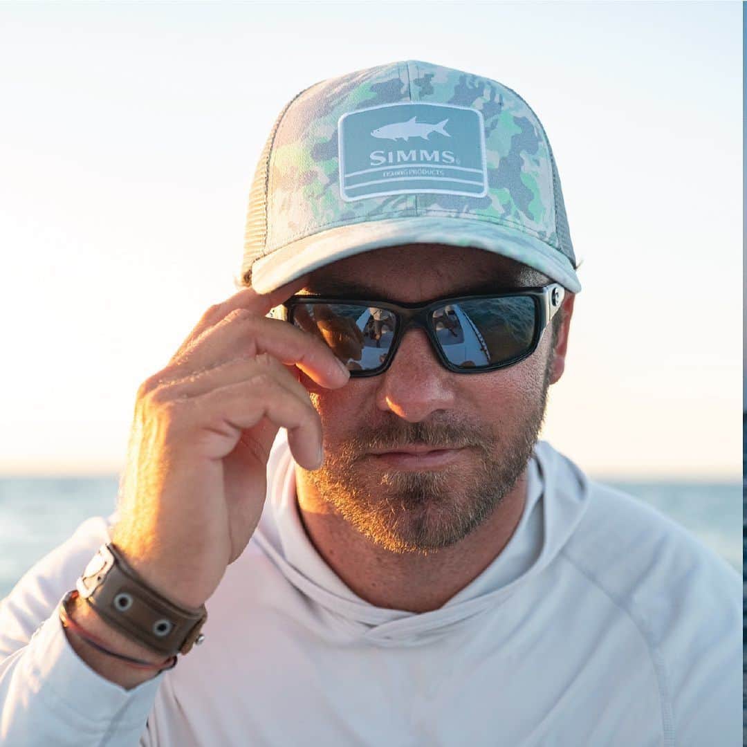 Costa Sunglassesのインスタグラム：「#CostaGiftGuides Day 8 / Capt. Brandon Cyr  “My go-to is Fantail with Sunrise Silver Mirror glass lenses. Fantail is lightweight and the shape fits close to the face, not allowing any light around the sides. Sunrise Silver Mirror lenses are perfect for sight casting in low light or even at the peak of the day, allowing the colors of the flats to really “pop” so that even the most camouflaged bonefish will stand out.” - @brandoncyrkw   Learn more at the link in our bio. #SeeWhatsOutThere 📷: @flylords @ianwilsonn」
