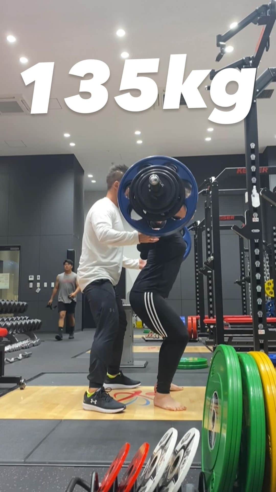 のインスタグラム：「復活した💪🏻 ちょっとだけ、ちょっとだけ🤏 苦しかったけど… どんな時でもスクワットしたら また復活できるのが私の強さ⸜（⍥）⸝💗 トレーニングと空手が 直接リンクしてるかはわからないけど うちにとってトレーニングや筋肉は 自分の鎧であって自信である。 試合前だけど135kg×3reps 3set🤸‍♀️🌟」