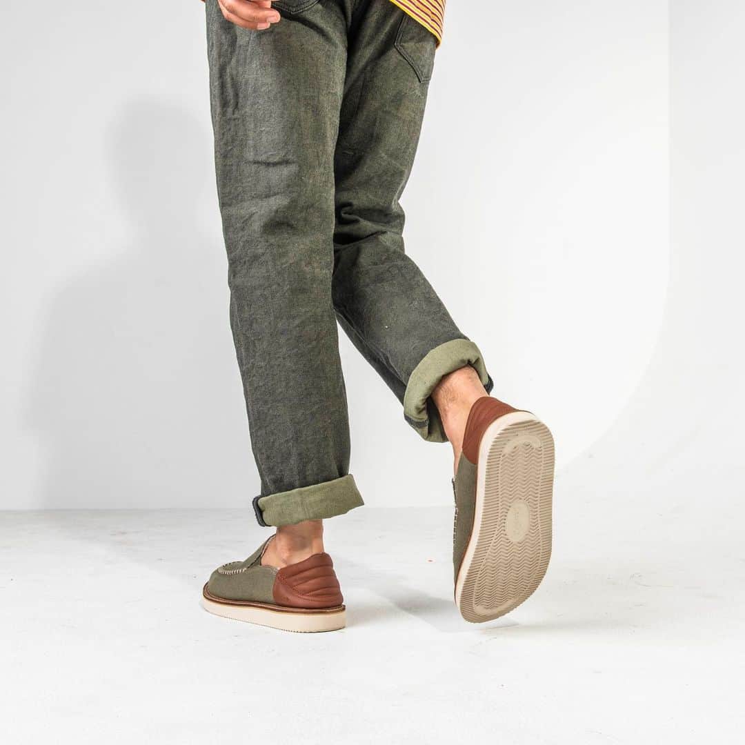 サヌークのインスタグラム：「Whether on the go or on the slow, Sugar Mat’s collapsible heel feature gives you cozy comfort no matter what you’re doing or not doing. Unsure of which mode is right for you? Here’s some suggestions from our team:   HEEL ⬆️: Pooch promenading, grocery store strutting, roadside roaming HEEL ⬇️ Couch cruising, fridge foraging, sleepy time shuffling  Now swipe to the end to see these slips in action.」