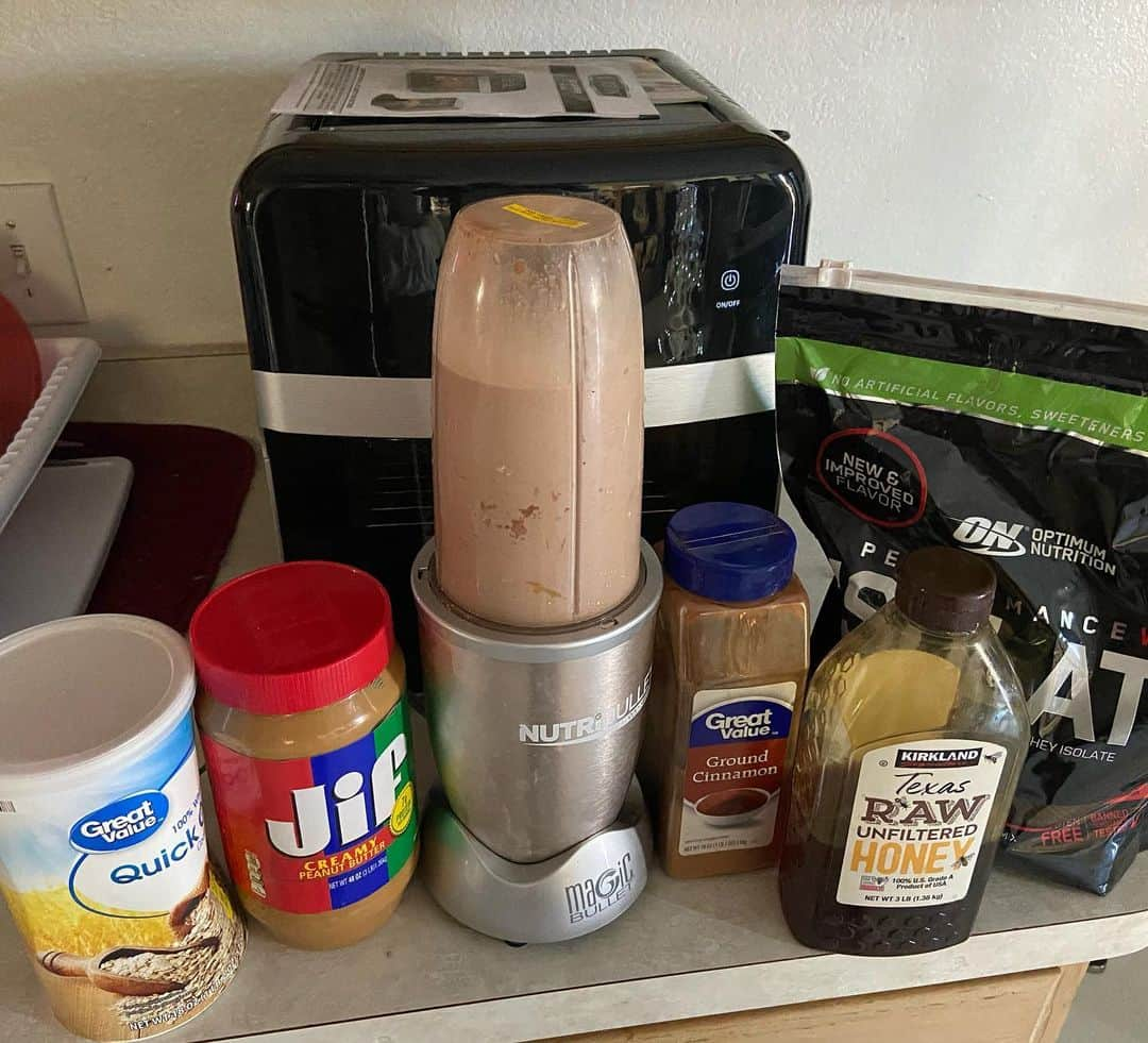 ランス・アーチャーさんのインスタグラム写真 - (ランス・アーチャーInstagram)「Lil POWER shake to get the day goin! #proteinpowder #oatmeal #honey #cinnamon #peanutbutter #bannana @magicbulletedits #energy #gains #muscle」12月9日 0時32分 - lance_hoyt