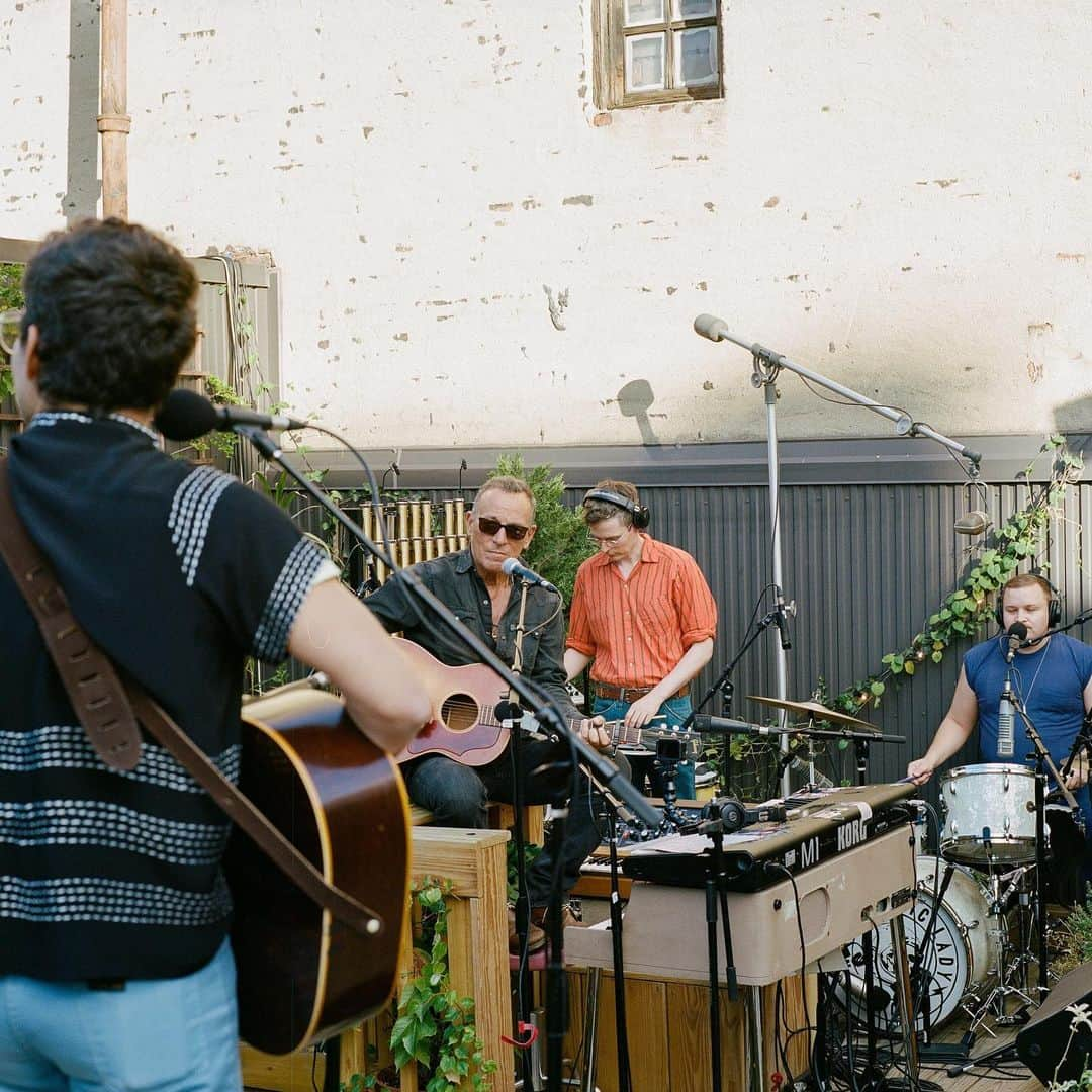 ジャック・アントノフのインスタグラム：「BLEACHERS ON THE ROOF 🍅 live at @electricladystudios」