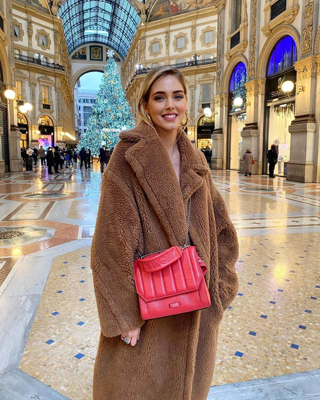 キアラ・フェラーニさんのインスタグラム写真 - (キアラ・フェラーニInstagram)「Christmas time in my new @lancelparis bag #NinonByLancel #adv 🎄」12月9日 0時35分 - chiaraferragni