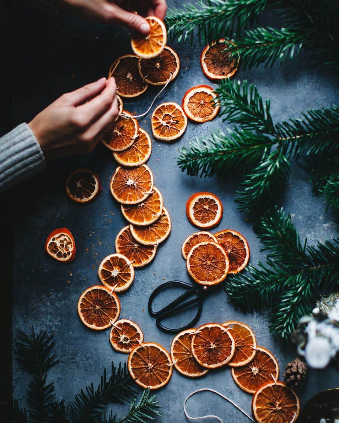Linda Lomelinoのインスタグラム：「My first Christmas video and post is now up on my Youtube and the blog! How to make a Dried Orange Garland 🍊So easy and fun! Swipe to see a snippet of the video (we got some snow the other day, lasted about three hours 😂). Find links to the video and blogpost through my profile!」