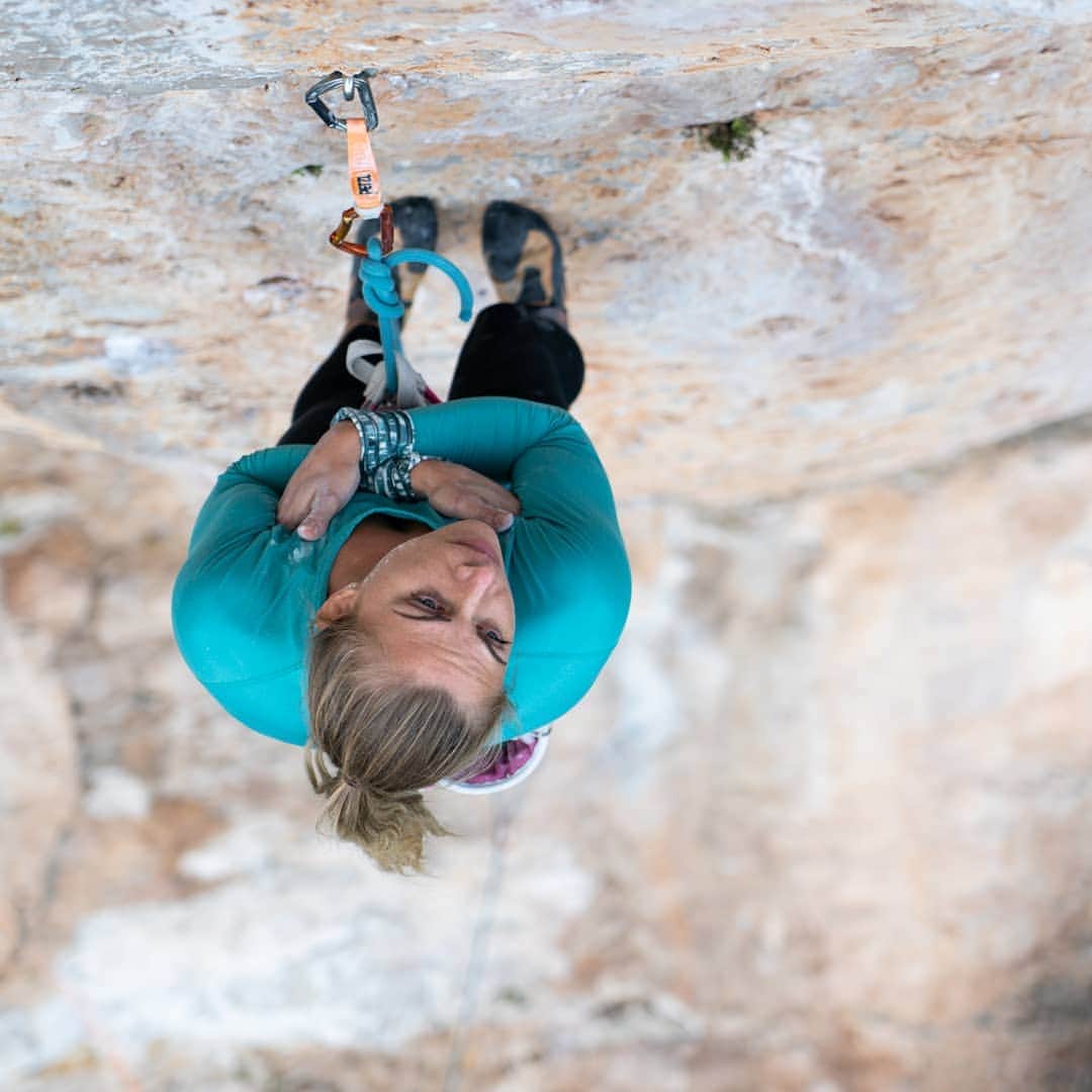 カタリーナ・ザーヴァインさんのインスタグラム写真 - (カタリーナ・ザーヴァインInstagram)「When you desperately look for holds and your fingers are numb 🤔🤔😅  @marmot_mountain_europe @lasportivagram @petzl_official  #climbing #rockclimbing #sardinia #desperation」12月9日 0時42分 - katha_saurwein