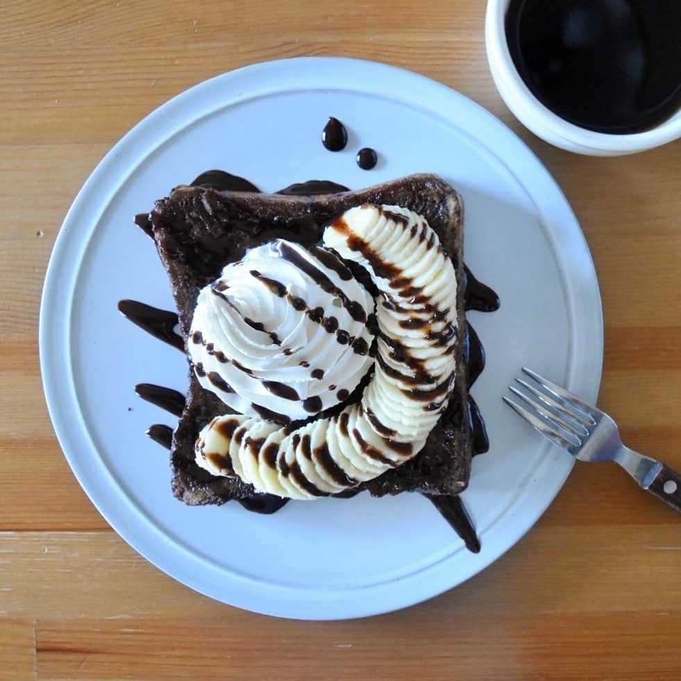 山崎佳のインスタグラム：「Today’s breakfast. チョコバナナフレンチトースト。 子どもが食べると言って買ったのに結局食べていないバナナとホイップクリームの消費。」