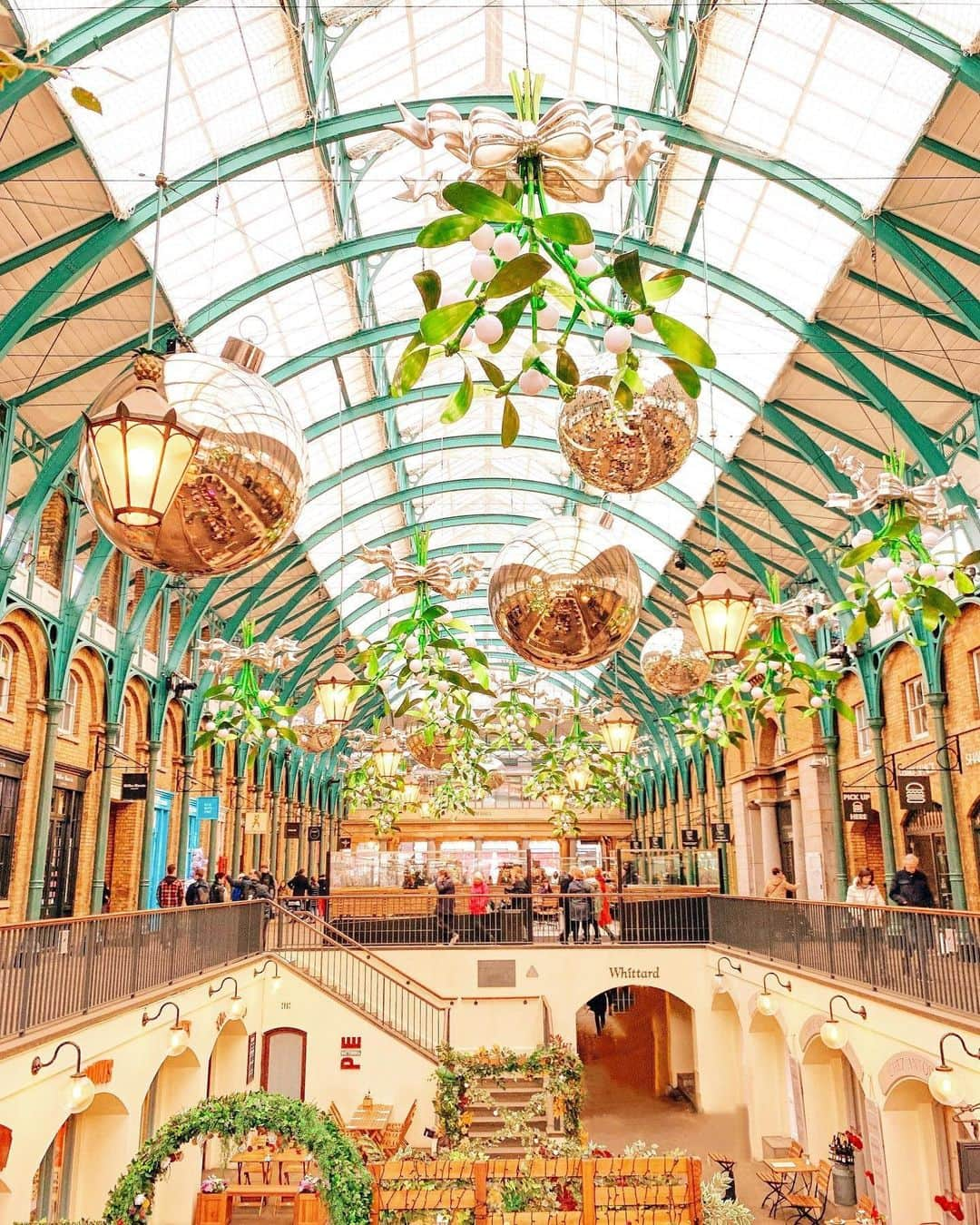 ELLE DECORさんのインスタグラム写真 - (ELLE DECORInstagram)「The Covent Garden is ready for the holidays.🌟🌿 #regram 📸: @wanderforawhile #London」12月9日 1時00分 - elledecor