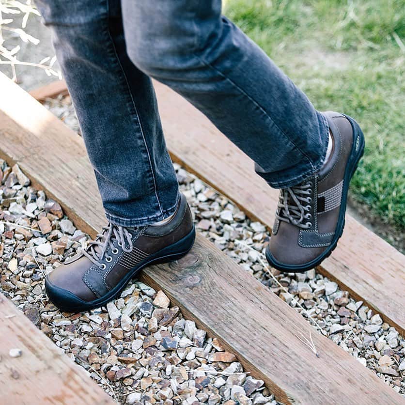 キーンさんのインスタグラム写真 - (キーンInstagram)「⭐KEEN of the Day: Austin Shoe ⭐ Save $60 on our original hybrid leather shoe for men. Gift everyday comfort and urban exploration 🧑‍🚀 Link in bio.」12月9日 0時55分 - keen