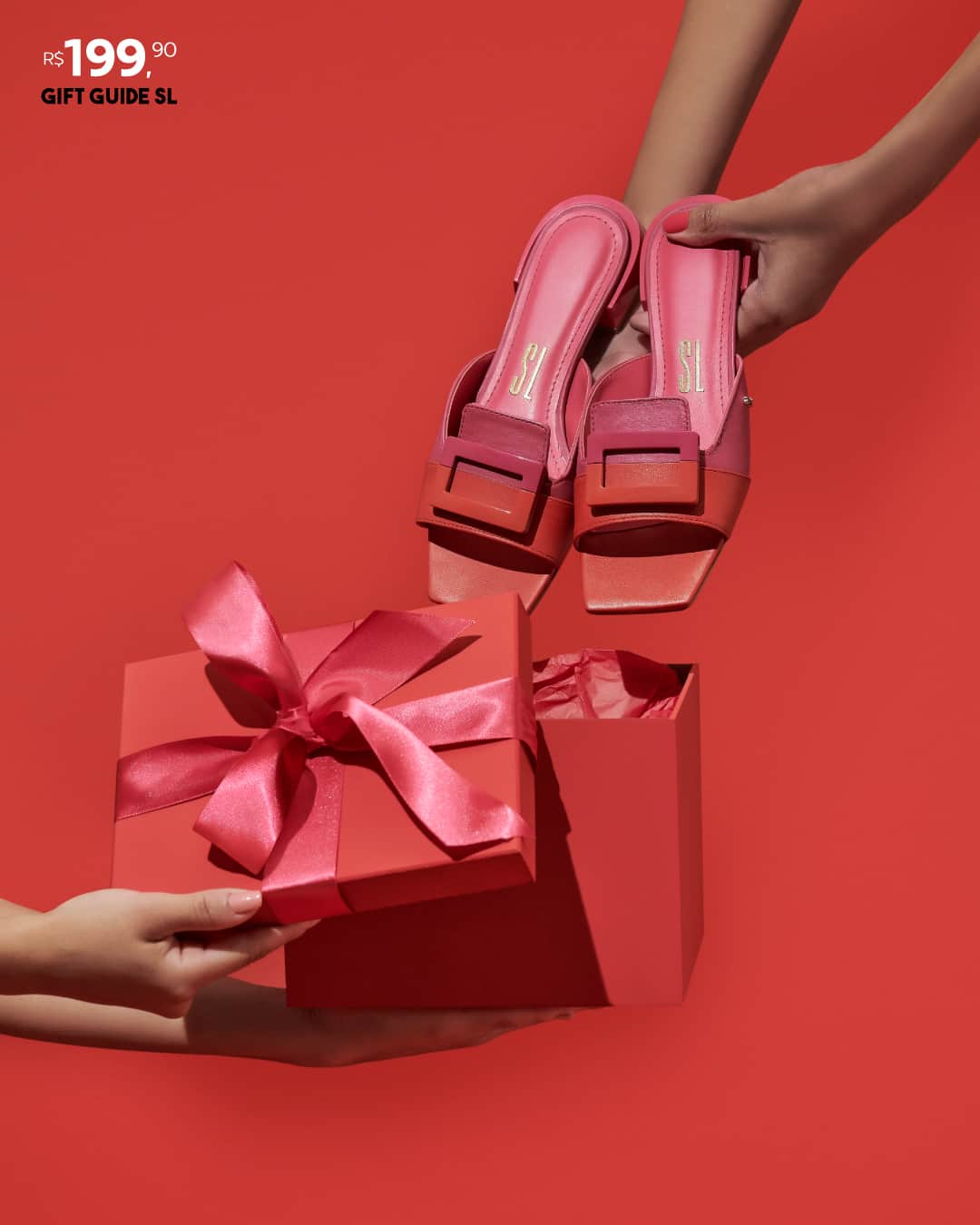 Santa Lollaのインスタグラム：「A cartela vibrante e feminina que vai do pink ao vermelho é a nossa escolha para essa seleção de presentes especiais para o Natal. E para as mais modernas que não abrem mão do conforto, fica a dica de presente certeiro: nossa rasteira bicolor com maxi fivela! [ 0442.2DEA.0002.02BD • R$199,90 ] #santalollaverao21 #giftguideSL #flats #comfy #bicolor」