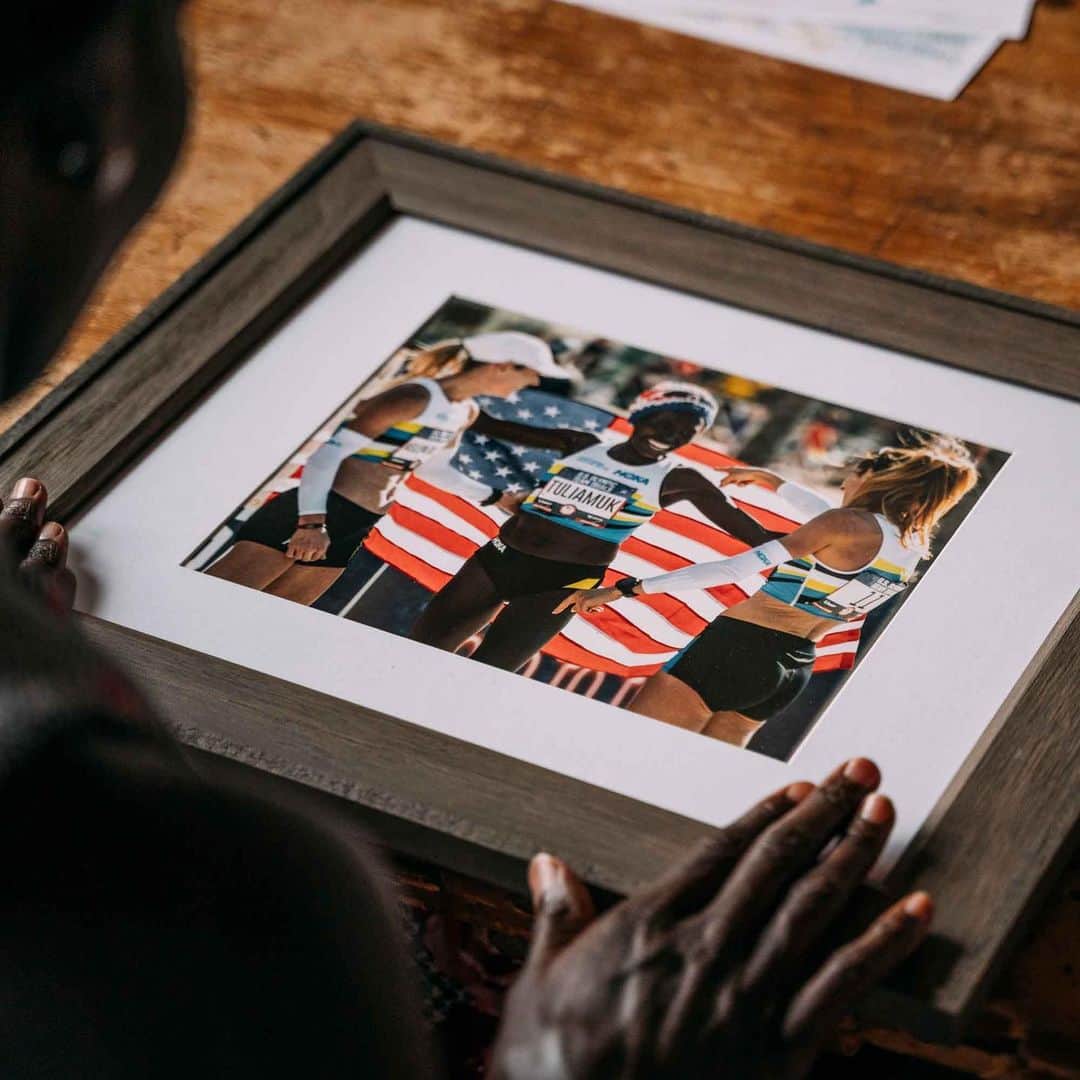 ホカオネオネのインスタグラム：「"I want to use my running and my success to inspire little Black girls. I want Kenyan girls to see themselves in me. I want Black girls in America to see themselves in me. We live in a time when women need to see role models." - @aliphine  It’s time to pick up your crown.   It’s Time to Fly. #TimeToFly」
