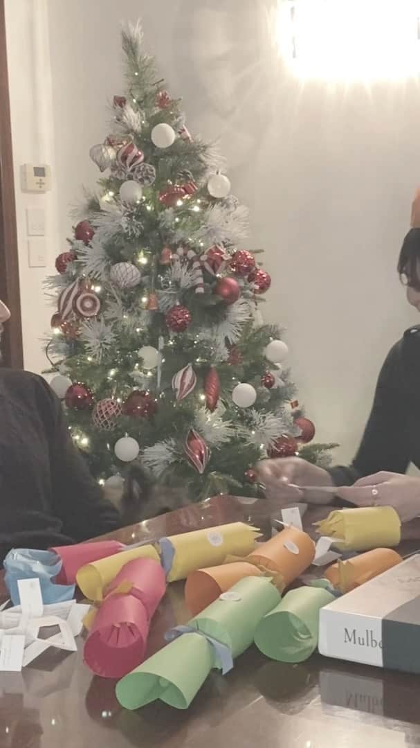 デイジー・ロウのインスタグラム：「The gorgeous hearted people @mulberryengland asked myself & my anti board game boyfriend @jordanjaysaul to play a festive themed “Game Face”  and in return they’ll donate 2,000 meals on our behalf to the Felix Project as part of their commitment to provide over 100,000 meals to those who need it the most this Christmas. Please donate if you can to #TheFelixProject ❤️❤️❤️」