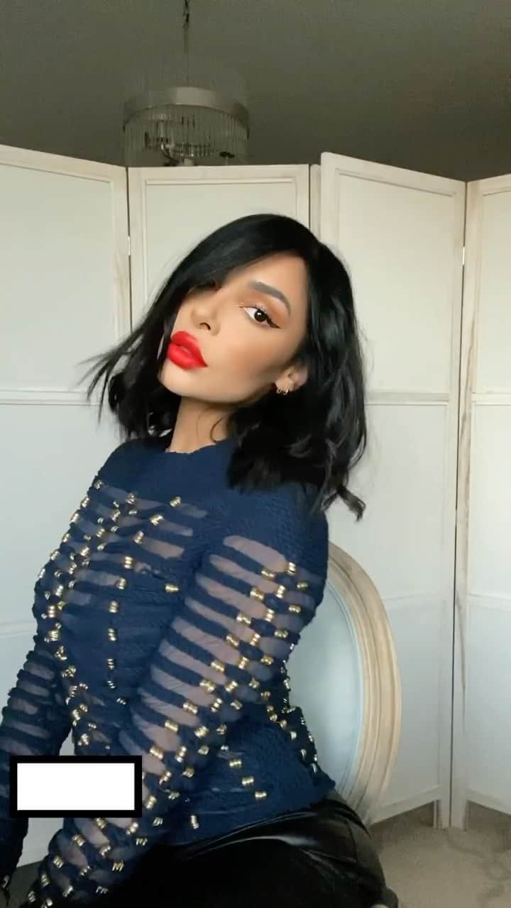 sananasのインスタグラム：「Who is she ? 😆J’avoue c’est quand même plus sexy les ondulations ! Et tellement simple à réaliser avec le styler Platinum+ de @GhdFrance ! Je sais que vous connaissez tous cet appareil mais sachez que ce magnifique coffret en édition limitée contient aussi THE BEST sèche cheveux du monde : Le Helios ! Si vous souhaitez vous l’offrir ou faire plaisir à quelqu’un c’est le moment car jusqu’au 17 décembre il y a -20% sur TOUS les coffrets en édition limitée avec le code XMAS20✨🎉Ce coffret, par exemple, passe de 449€ à 359€ 😉  #GoodHairDay ##GhdWishAponAStar *SponsoriséParGhd」