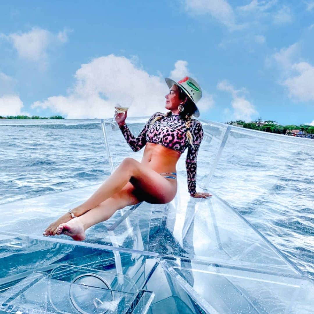 アリサ・ラモスのインスタグラム：「Here's something epic for everyone who is NOT into scuba diving but still wants to see what's under da sea!  . Forget clear kayaks and glass bottom boats, in Cozumel you can go on the first ever completely clear BOAT in Mexico! 🤯😻🐟 . And trust me, the view is crystal clear! You can even see a shipwreck we went over in the second photo! . It's of course obvious that something like this would be highly amusing to me, but it also impressed my two scuba buddies who said they were skeptical at first!  . Details for this boat trip by Enva Tours will be in my Ultimate guide for Cozumel and YT video! . How many of you would opt for a clear boat over diving? 😜 . . . . #cozumel #clearboat #girlstrip #snorkeling #traveltuesday #wintervacation #gltlove」