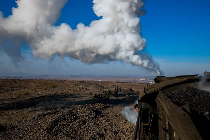 Michael Yamashitaさんのインスタグラム写真 - (Michael YamashitaInstagram)「“It is a fact that all over the country Cathay there is a black stone existing in beds in the mountains, which they dig out and burn like firewood." How Marco Polo, first described  coal to the west.   China is the largest producer and consumer of coal in the world. In the far northern province of Liaoning where coal still powers the local economy, steam engines built in the 1980s  belch black smoke hauing coal from the pit mines dug into the arid landscape. #coal #steamtrain #liaoning」12月9日 1時16分 - yamashitaphoto