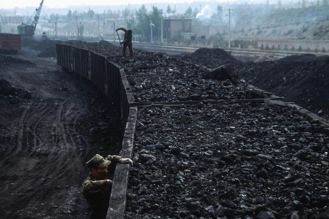 Michael Yamashitaさんのインスタグラム写真 - (Michael YamashitaInstagram)「“It is a fact that all over the country Cathay there is a black stone existing in beds in the mountains, which they dig out and burn like firewood." How Marco Polo, first described  coal to the west.   China is the largest producer and consumer of coal in the world. In the far northern province of Liaoning where coal still powers the local economy, steam engines built in the 1980s  belch black smoke hauing coal from the pit mines dug into the arid landscape. #coal #steamtrain #liaoning」12月9日 1時16分 - yamashitaphoto