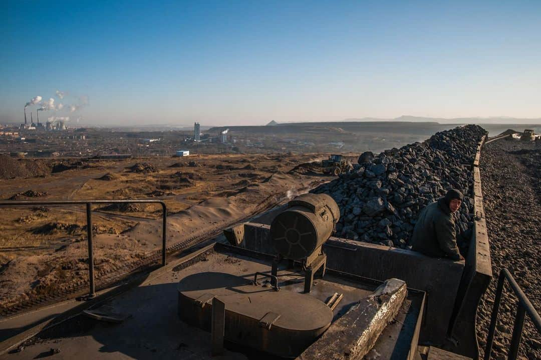 Michael Yamashitaさんのインスタグラム写真 - (Michael YamashitaInstagram)「“It is a fact that all over the country Cathay there is a black stone existing in beds in the mountains, which they dig out and burn like firewood." How Marco Polo, first described  coal to the west.   China is the largest producer and consumer of coal in the world. In the far northern province of Liaoning where coal still powers the local economy, steam engines built in the 1980s  belch black smoke hauing coal from the pit mines dug into the arid landscape. #coal #steamtrain #liaoning」12月9日 1時16分 - yamashitaphoto