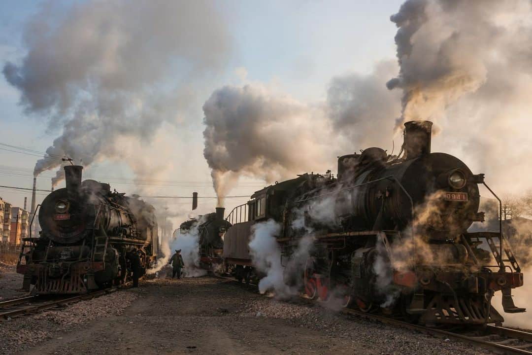 のインスタグラム：「“It is a fact that all over the country Cathay there is a black stone existing in beds in the mountains, which they dig out and burn like firewood." How Marco Polo, first described  coal to the west.   China is the largest producer and consumer of coal in the world. In the far northern province of Liaoning where coal still powers the local economy, steam engines built in the 1980s  belch black smoke hauing coal from the pit mines dug into the arid landscape. #coal #steamtrain #liaoning」