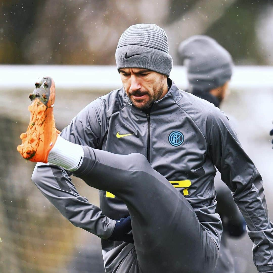 インテルナツィオナーレ・ミラノさんのインスタグラム写真 - (インテルナツィオナーレ・ミラノInstagram)「ON THE PITCH 📸🌧⚽️ Photos from the session ahead of #InterShakhtar! #Inter #ForzaInter #UCL #Training #Football」12月9日 1時26分 - inter