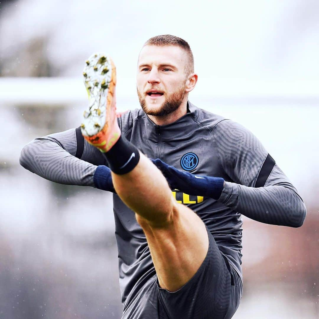 インテルナツィオナーレ・ミラノさんのインスタグラム写真 - (インテルナツィオナーレ・ミラノInstagram)「ON THE PITCH 📸🌧⚽️ Photos from the session ahead of #InterShakhtar! #Inter #ForzaInter #UCL #Training #Football」12月9日 1時26分 - inter