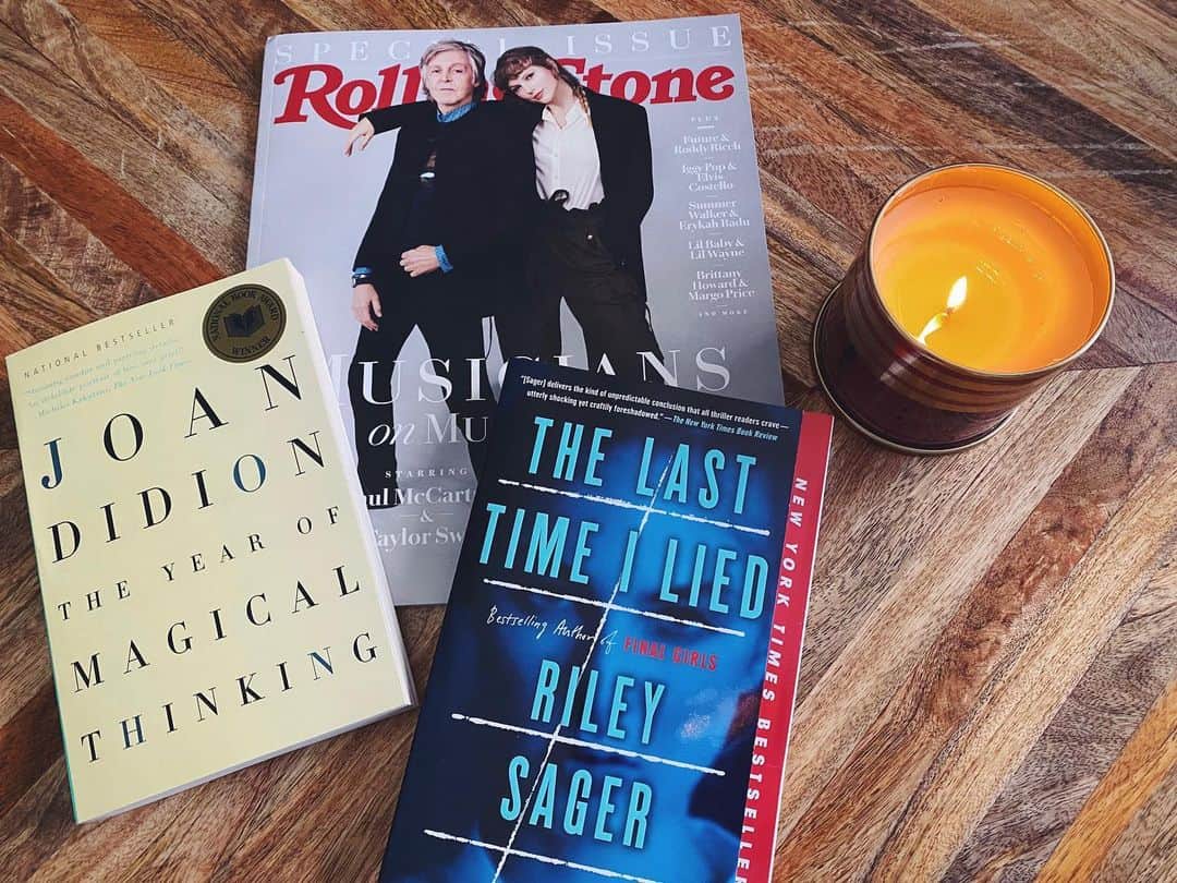 ライナ・ローソンのインスタグラム：「next up on “quarantine reads”.. 💕🤓」