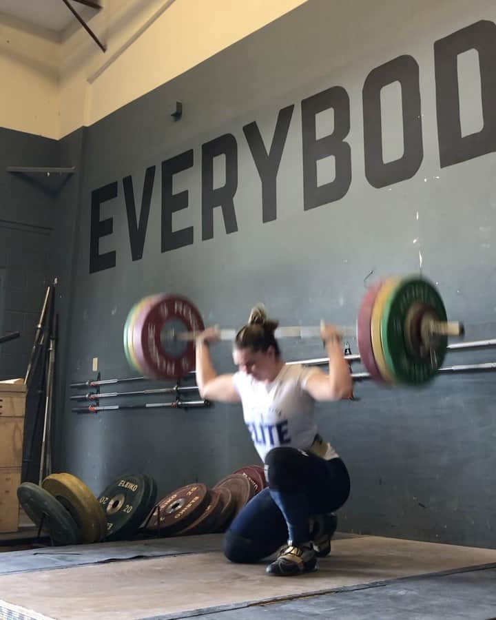マッティ・ロジャーズのインスタグラム：「Since this seems to be everyone’s favorite video, here she is in all her glory. This was from a stretch a few weeks ago where I had a near death experience every week in training 😂 How very 2020 of you 2020. IM FINE, I was untouched by the bar & glad I got my shit together to finish out this training cycle on a decent note. Shout out to being athletic & able to act fast I guess?」