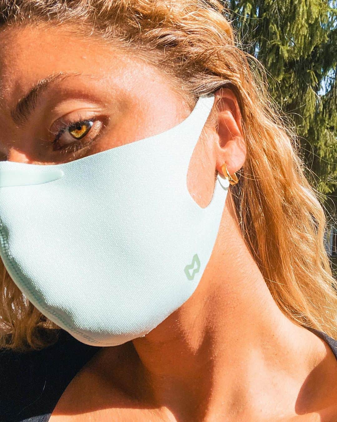 エリザベス・バイゼルのインスタグラム：「Mask up in my favorite mask 🌞」