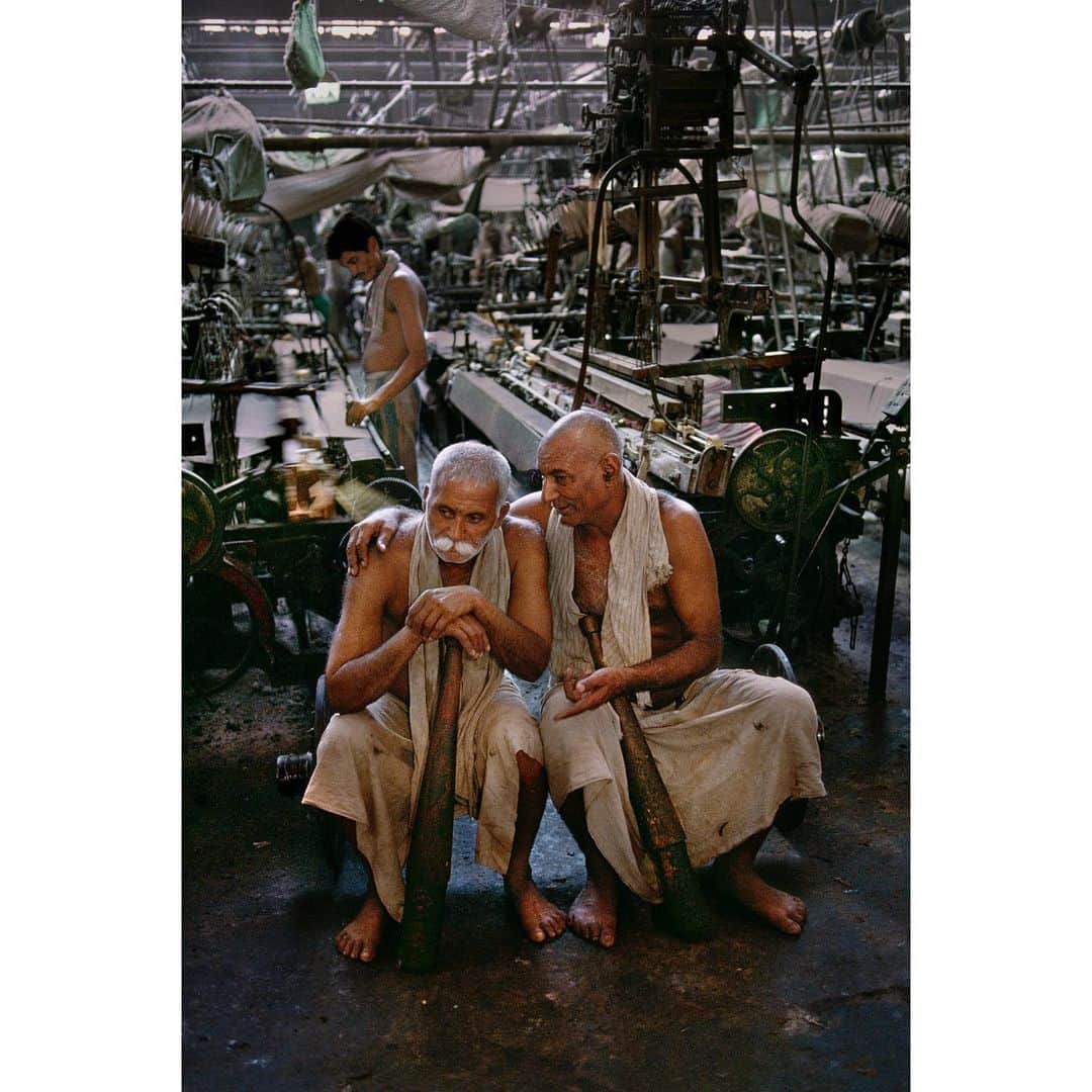 スティーブ・マカリーさんのインスタグラム写真 - (スティーブ・マカリーInstagram)「Two workers sit in a cotton mill in #Mumbai. This area in Mumbai had over 130 textile mills at one time but has since closed down. I remember the deafening noise inside the massive mill. I wish I could remember what they used those tools for that looked like a club. #India, 1993.  #SteveMcCurry #SteveMcCurryIndia」12月9日 1時21分 - stevemccurryofficial