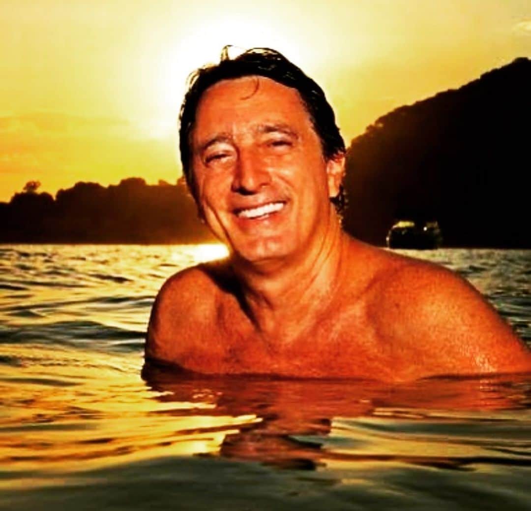 カロライナディークマンのインスタグラム：「pra onde quer que eu olhe só tem foto sua sorrindo, @galvaoeduardooficial 💛 q seu voo seja um mar de bençãos... querido!!!」