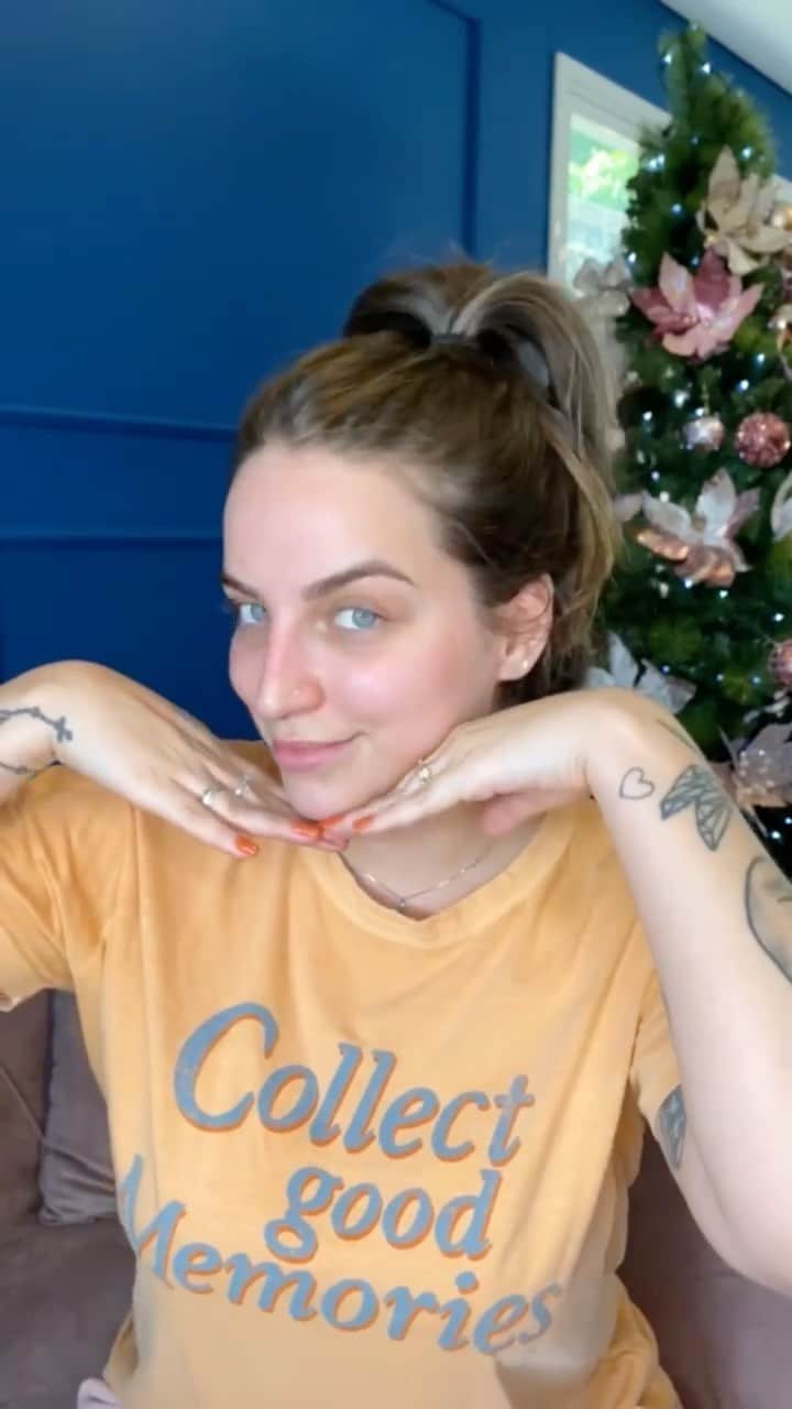 Bruna Unzuetaのインスタグラム：「Essa semana não teve Copia e Cola de make, mas que tal vcs me copiarem em ter uma rotina de skincare das boas? Nesse vídeo respondi algumas perguntinhas sobre cuidados com a pele e dei dicas de produtinhos da @LaRochePosaybr, expliquei tudinho do Salicyli C10 , um sérum com Vitamina C pura que eu uso na parte da manhã para deixar a pele maravilhosa e do Hyalu B5 que eu uso a noite para complementar que é um sérum com ácido hialurônico que reduz as rugas e sinais da idade! Confere lá para saber tudo direitinho 🤍 Consulte sempre seu dermatologista! #SalicyliC10 #HyaluB5RepairSerum #MeusSerunsLaRochePosay *publicidade」
