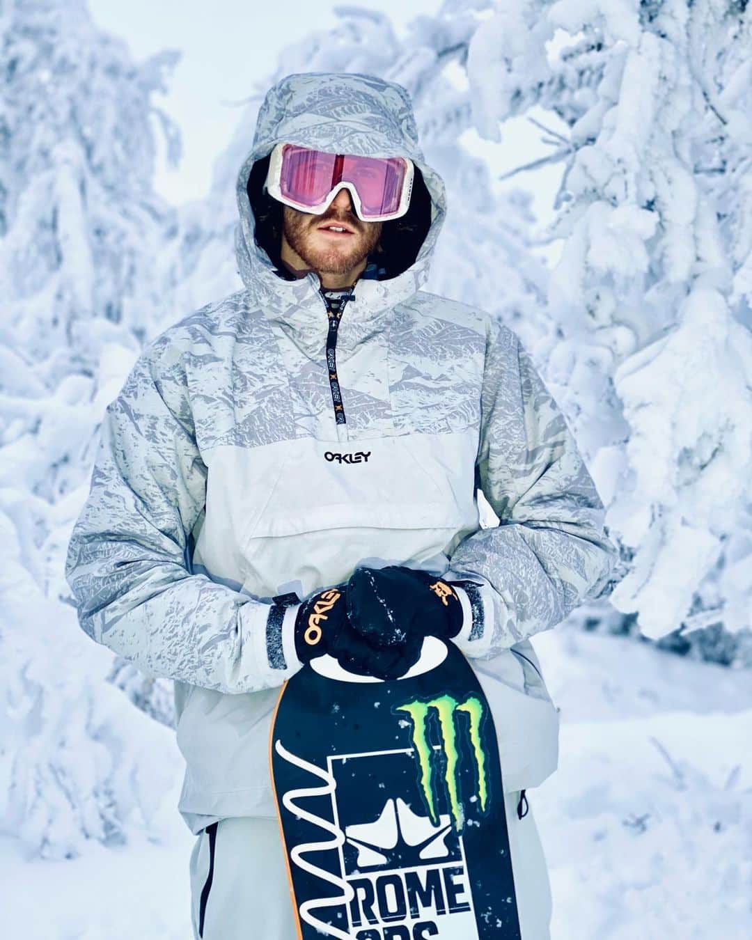のインスタグラム：「Been trying to film for @xgames #RealSnow lately🎥 Finally found some Real snow☃️ Let’s get this winter started👊🏽 🤳🏽 @gimbalgod」