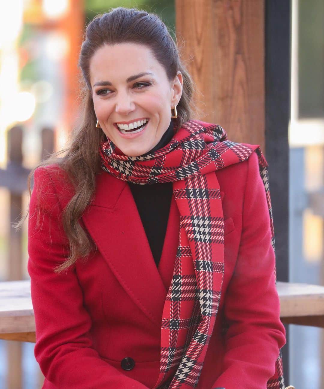 Just Jaredさんのインスタグラム写真 - (Just JaredInstagram)「Duchess Kate Middleton (in @alexandermcqueen) and Prince William visit Cardiff castle where they spoke to locals about how the pandemic impacted their lives. The royal couple got to view some Christmas displays and the Duchess had a bit of a mishap when she got roasted marshmallow on her glove!  #KateMiddleton #PrinceWilliam Photo: Getty」12月9日 1時38分 - justjared
