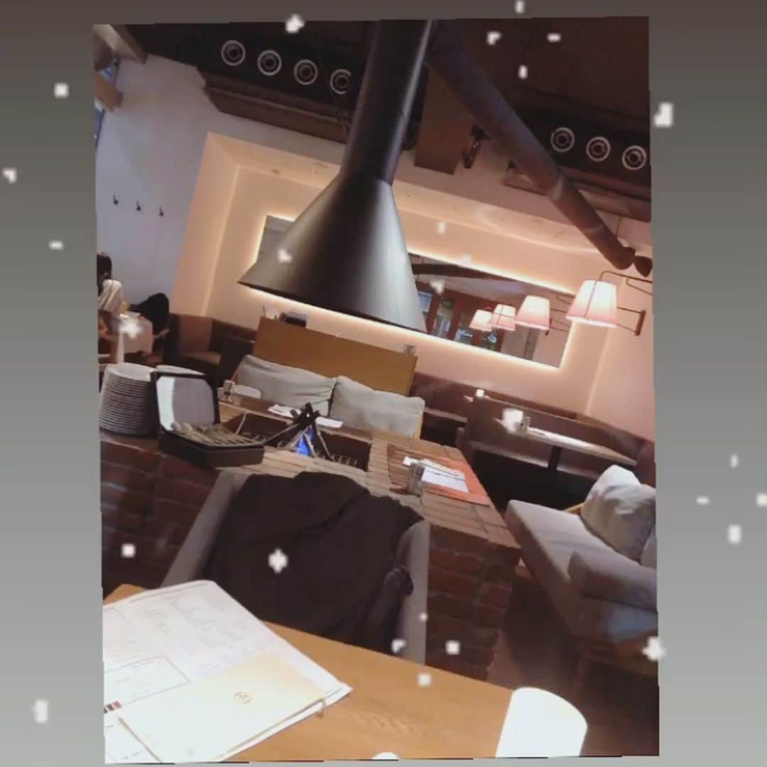 及川愛未のインスタグラム：「暖炉のあるlounge 山崎が美味しいお店🥃 金箔がのってるパンナコッタ🧁  ‪#shooting #roppongi #暖炉 #女子会 #パンナコッタ #金箔 #desert #sweets #山崎 #山崎12年 #wiskyが美味しい店 #weekend #christmas  #ポートレートしま専科  #ポートレート  #photography  #photo  #写真  #写真好きな人と繋がりたい  #写真撮るの好き人と繋がりたい  #portraitmodel #portrait  #東京カメラ部  #tokyocameraclub  #カメラマン募集  #ファインダー #ファインダー越しの私の世界 #キリトリセカイ #modelpress  #followme ‪ ‬」