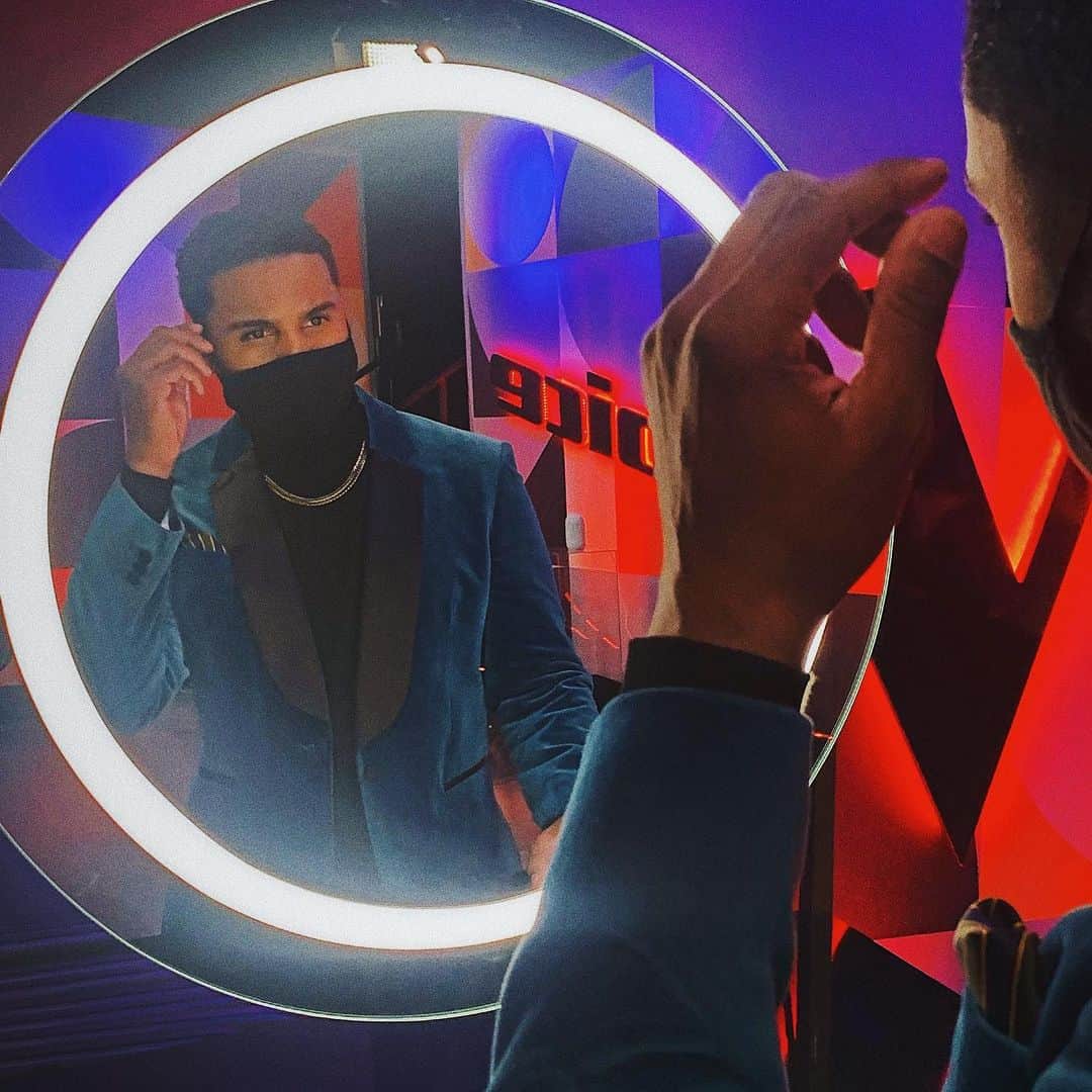 のインスタグラム：「Make sure to tune into @nbcthevoice tonight. Doing two fun performances with  @kellyclarkson and @johnlegend !! ✌🏽 #thevoice #houseband #Thevoiceusa #bgvs 📸: @aaronencinasmusic」