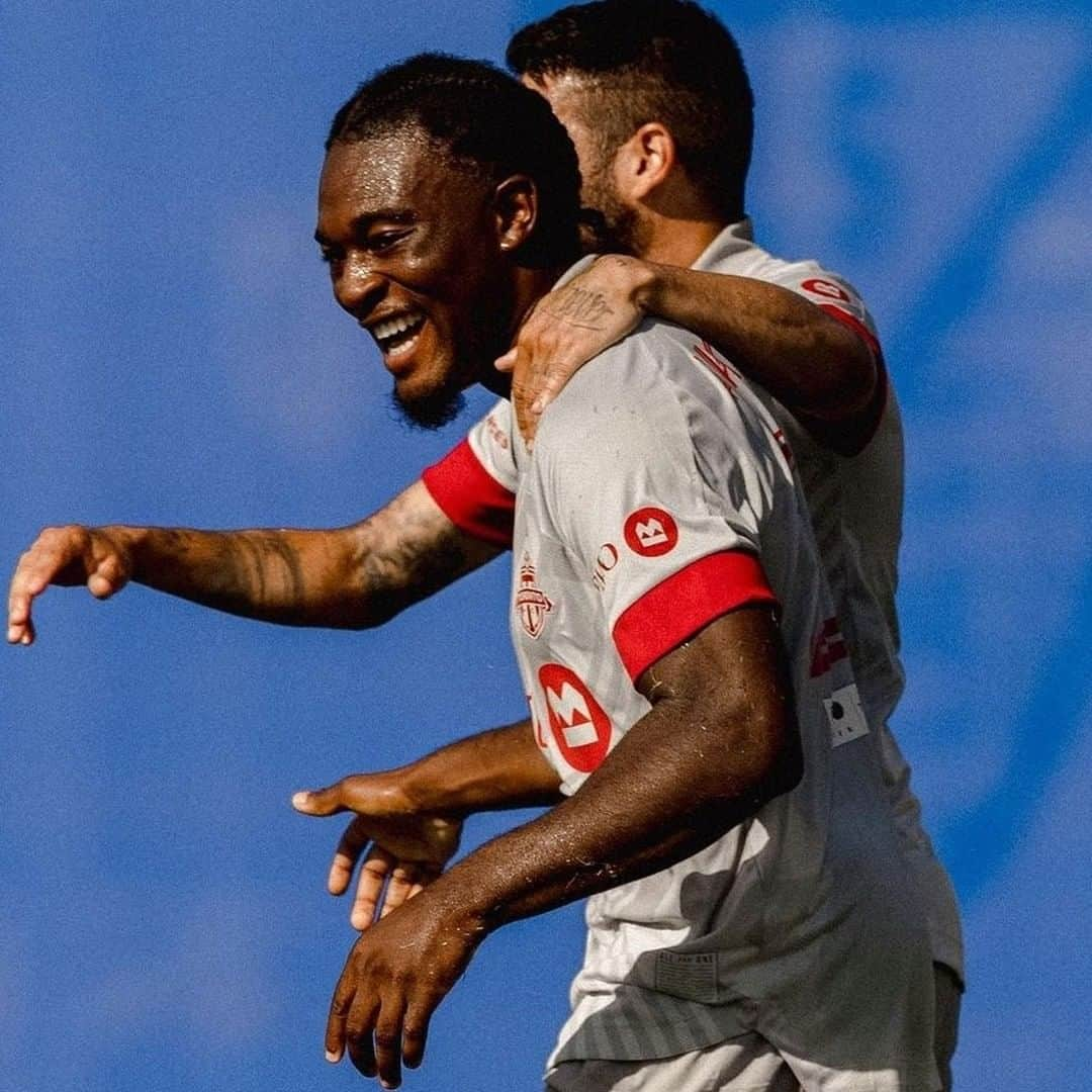 サッカー アメリカ代表チームさんのインスタグラム写真 - (サッカー アメリカ代表チームInstagram)「HELLO @_aakinola! 👋🇺🇸 In the midst of his first #USMNT camp, we wanted to detail some of Ayo's path to the senior team...  Part of the last U-17 Residency class in Bradenton, Akinola was teammates with @sgd_2, @_joshsargent_ and @timothyweah at the 2017 FIFA U-17 World Cup in 🇮🇳. There, he scored a crucial game-winner in a 1-0 group-stage victory vs. 🇬🇭, helping the team reach the quarterfinals.  The following year, Ayo was key in the 🇺🇸 qualifying for the 2019 FIFA U-20 World Cup, scoring seven goals to push the team to the 2018 Concacaf U-20 Championship. 🏆  He was originally part of the final World Cup roster, but injury ruled him out of the tournament.  The 20-year-old had a breakout campaign with @torontofc this season, his nine goals in 15 matches tying 2020 @mls MVP Alejandro Pozuelo for the team scoring lead. His 5 goals at #MLSisBack also placed him second at the tournament behind MLS Golden Boot winner Diego Rossi.  It's been quite a road to this point. After a strong week of training, the striker is eyeing his #USMNT debut tomorrow vs. 🇸🇻.   All the best, Ayo. Good luck! 🇺🇸💪」12月9日 1時42分 - usmnt