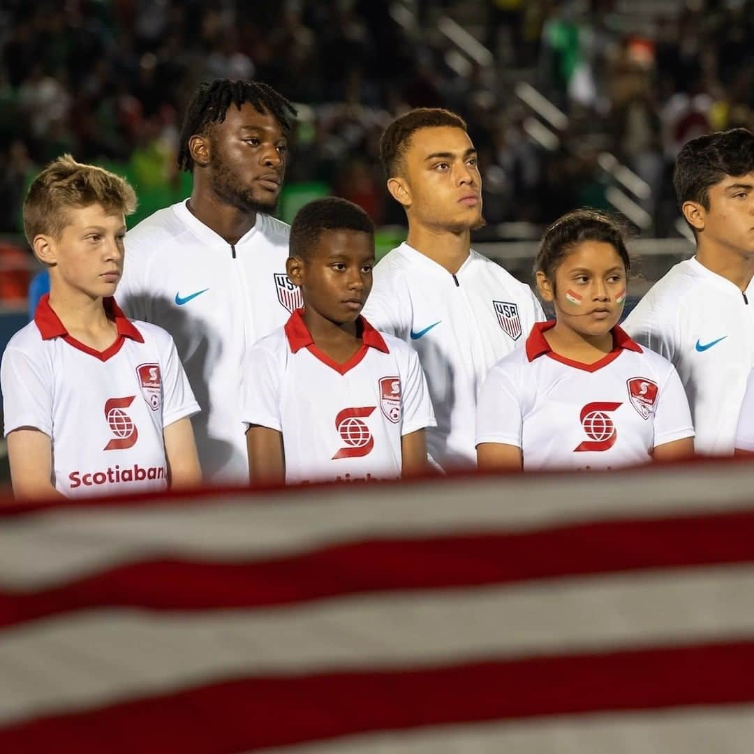 サッカー アメリカ代表チームさんのインスタグラム写真 - (サッカー アメリカ代表チームInstagram)「HELLO @_aakinola! 👋🇺🇸 In the midst of his first #USMNT camp, we wanted to detail some of Ayo's path to the senior team...  Part of the last U-17 Residency class in Bradenton, Akinola was teammates with @sgd_2, @_joshsargent_ and @timothyweah at the 2017 FIFA U-17 World Cup in 🇮🇳. There, he scored a crucial game-winner in a 1-0 group-stage victory vs. 🇬🇭, helping the team reach the quarterfinals.  The following year, Ayo was key in the 🇺🇸 qualifying for the 2019 FIFA U-20 World Cup, scoring seven goals to push the team to the 2018 Concacaf U-20 Championship. 🏆  He was originally part of the final World Cup roster, but injury ruled him out of the tournament.  The 20-year-old had a breakout campaign with @torontofc this season, his nine goals in 15 matches tying 2020 @mls MVP Alejandro Pozuelo for the team scoring lead. His 5 goals at #MLSisBack also placed him second at the tournament behind MLS Golden Boot winner Diego Rossi.  It's been quite a road to this point. After a strong week of training, the striker is eyeing his #USMNT debut tomorrow vs. 🇸🇻.   All the best, Ayo. Good luck! 🇺🇸💪」12月9日 1時42分 - usmnt