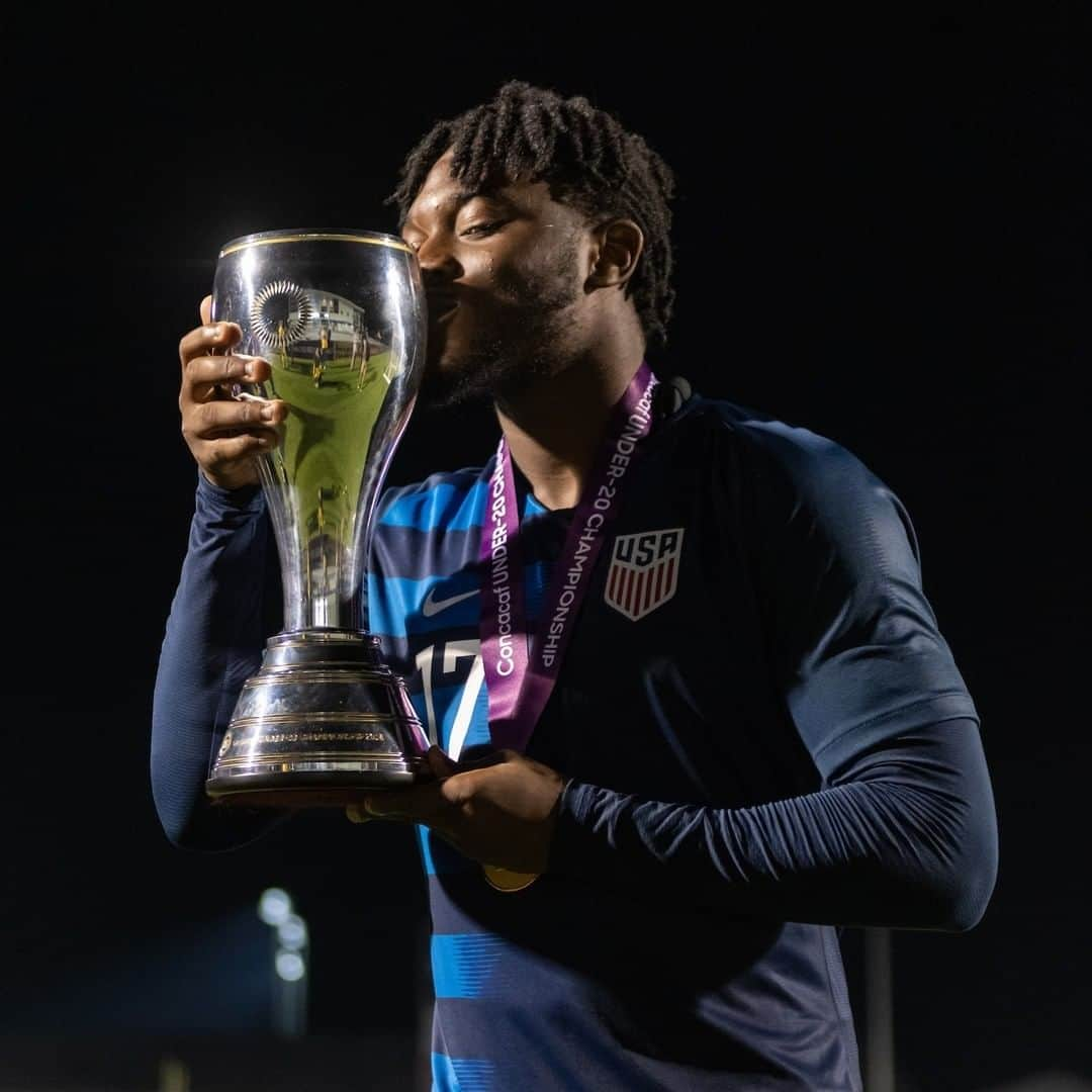 サッカー アメリカ代表チームさんのインスタグラム写真 - (サッカー アメリカ代表チームInstagram)「HELLO @_aakinola! 👋🇺🇸 In the midst of his first #USMNT camp, we wanted to detail some of Ayo's path to the senior team...  Part of the last U-17 Residency class in Bradenton, Akinola was teammates with @sgd_2, @_joshsargent_ and @timothyweah at the 2017 FIFA U-17 World Cup in 🇮🇳. There, he scored a crucial game-winner in a 1-0 group-stage victory vs. 🇬🇭, helping the team reach the quarterfinals.  The following year, Ayo was key in the 🇺🇸 qualifying for the 2019 FIFA U-20 World Cup, scoring seven goals to push the team to the 2018 Concacaf U-20 Championship. 🏆  He was originally part of the final World Cup roster, but injury ruled him out of the tournament.  The 20-year-old had a breakout campaign with @torontofc this season, his nine goals in 15 matches tying 2020 @mls MVP Alejandro Pozuelo for the team scoring lead. His 5 goals at #MLSisBack also placed him second at the tournament behind MLS Golden Boot winner Diego Rossi.  It's been quite a road to this point. After a strong week of training, the striker is eyeing his #USMNT debut tomorrow vs. 🇸🇻.   All the best, Ayo. Good luck! 🇺🇸💪」12月9日 1時42分 - usmnt