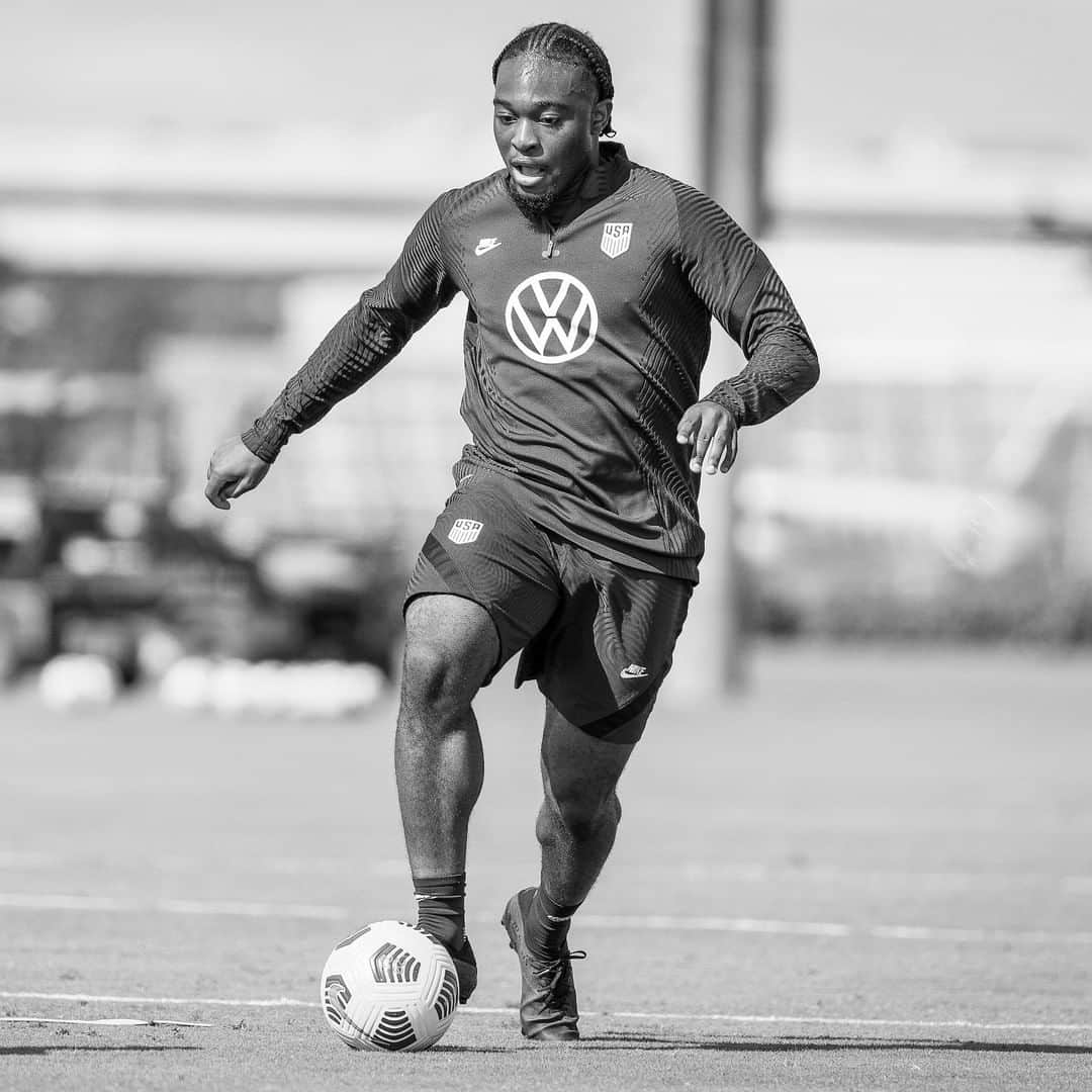 サッカー アメリカ代表チームさんのインスタグラム写真 - (サッカー アメリカ代表チームInstagram)「HELLO @_aakinola! 👋🇺🇸 In the midst of his first #USMNT camp, we wanted to detail some of Ayo's path to the senior team...  Part of the last U-17 Residency class in Bradenton, Akinola was teammates with @sgd_2, @_joshsargent_ and @timothyweah at the 2017 FIFA U-17 World Cup in 🇮🇳. There, he scored a crucial game-winner in a 1-0 group-stage victory vs. 🇬🇭, helping the team reach the quarterfinals.  The following year, Ayo was key in the 🇺🇸 qualifying for the 2019 FIFA U-20 World Cup, scoring seven goals to push the team to the 2018 Concacaf U-20 Championship. 🏆  He was originally part of the final World Cup roster, but injury ruled him out of the tournament.  The 20-year-old had a breakout campaign with @torontofc this season, his nine goals in 15 matches tying 2020 @mls MVP Alejandro Pozuelo for the team scoring lead. His 5 goals at #MLSisBack also placed him second at the tournament behind MLS Golden Boot winner Diego Rossi.  It's been quite a road to this point. After a strong week of training, the striker is eyeing his #USMNT debut tomorrow vs. 🇸🇻.   All the best, Ayo. Good luck! 🇺🇸💪」12月9日 1時42分 - usmnt