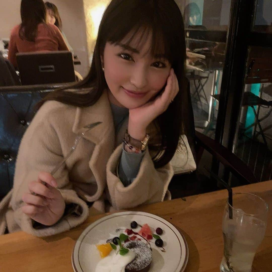 椎名美月さんのインスタグラム写真 - (椎名美月Instagram)「レモネードとフォンダンショコラ食べてご機嫌椎名さんでした。  #ショコラ珍しい #いつもミルク系が好き #味しない系 #プレーンみたいな #レモネード #フォンダンショコラ #冬だから #高カロリー #frayid #maxmara」12月9日 12時32分 - mizkiss