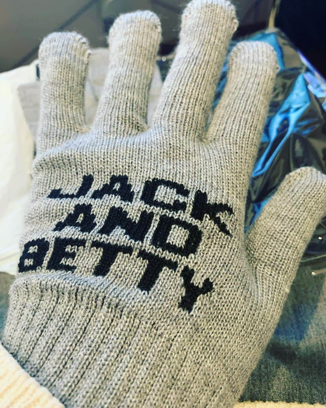 入江悠さんのインスタグラム写真 - (入江悠Instagram)「冬が来て、横浜シネマ・ジャック＆ベティさんの手袋が可愛い。 映画館で買えます。 パンパンなのは私の手✊」12月9日 12時36分 - u_irie