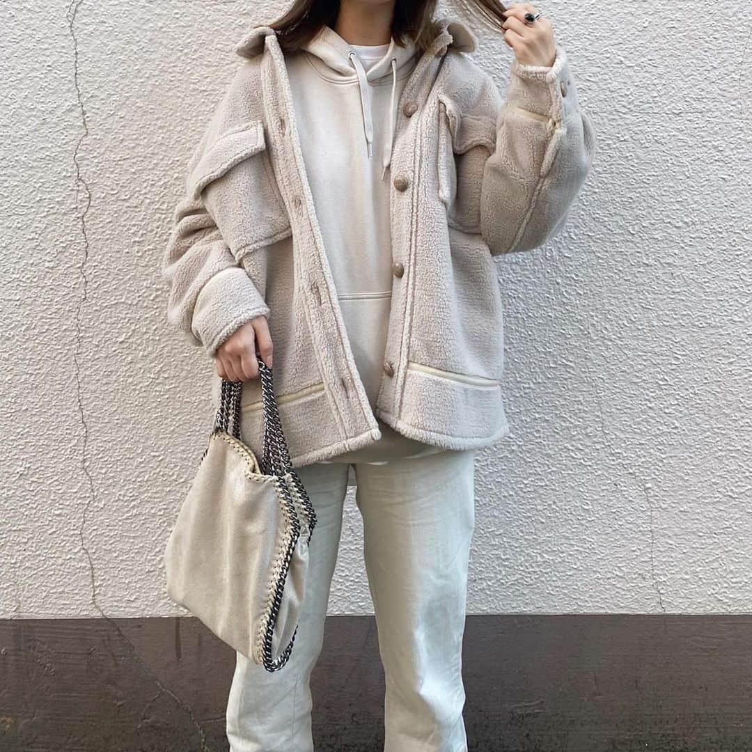 のインスタグラム：「昨日は私のアウター買うかどうするかに﻿ たくさんDMありがとうございました😂﻿ ﻿ みんな、ほんま優しすぎ！！笑﻿ ﻿ ２色買いアホじゃ無い！可愛い！﻿ 絶対買いましょう！﻿ ﻿ て、いっぱい後押しされたから﻿ こちらのカラーも行っとくか✊﻿ ﻿ となっております。笑✨✨✨﻿ ﻿ こうやって淡いカラーで全体を﻿ まとめるのがお気に入り〜♡﻿ ﻿ 今年はSALEのスタートが﻿ 早いから既にショッピング戦闘モード✊笑﻿ —————————————————﻿ コーデ詳細は @mercuryduo_chizuru ﻿ TOPのURLからチェックしてね✔」
