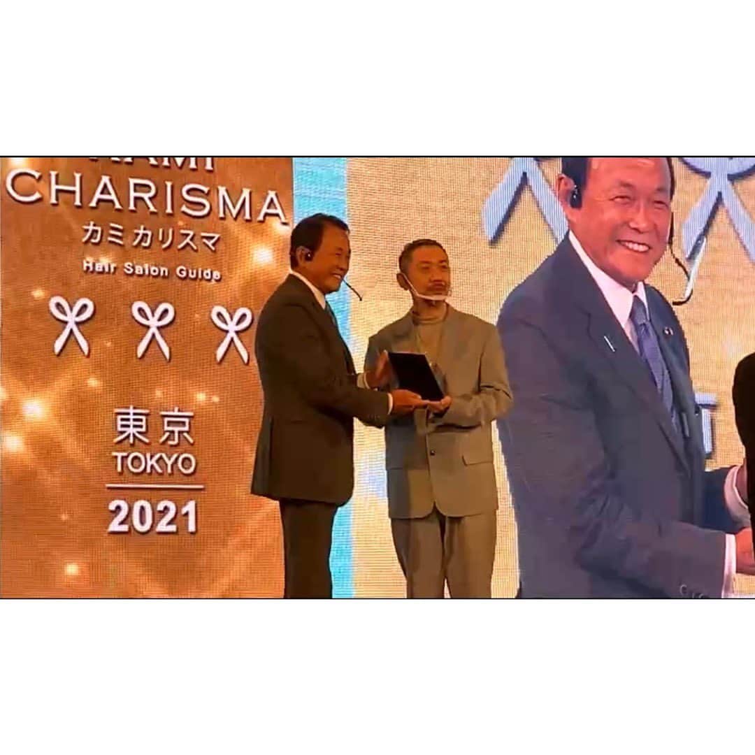 のインスタグラム：「昨日のKAMI CHARISMA 授賞式✨  ありがとうございました🙏✨ * * * * * * * #カミカリスマ#カミカリスマ2021#授賞式#麻生太郎#ありがとうございます#感謝#🙏#🙇‍♂️#美容室#美容院#ヘアーサロン#美容師#ヘアメイク#sunvalley」