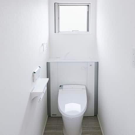 のインスタグラム：「💙 【水まわり特集】  🚪Restroom 安佐南区山本新町 N.STYLE  【モデルハウス見学予約受付中🏠】 土日祝はもちろん平日でも色々なスタイルのモデルハウスをご見学いただけます😊🎈  場所:安佐南区山本新町（春日野）  イベント情報はこちら▼ @nishimoto_house ⇧プロフィールのURLよりご覧いただけます👀  #西本ハウス #広島県 #工務店 #ZEROCUBE #ゼロキューブ #グッドデザイン賞 #1000万円からはじめる家づくり #子育て世代の家  #子育て世代の家づくり #デザイン住宅  #デザイナーズ住宅 #新築一戸建て #マイホーム #新築マイホーム #注文住宅 #規格住宅 #家づくり #暮らしを楽しむ #セミオーダー住宅 #セミオーダー #セミオーダーハウス #広島建売 #建売 #分譲住宅 #分譲中 #広島分譲住宅」