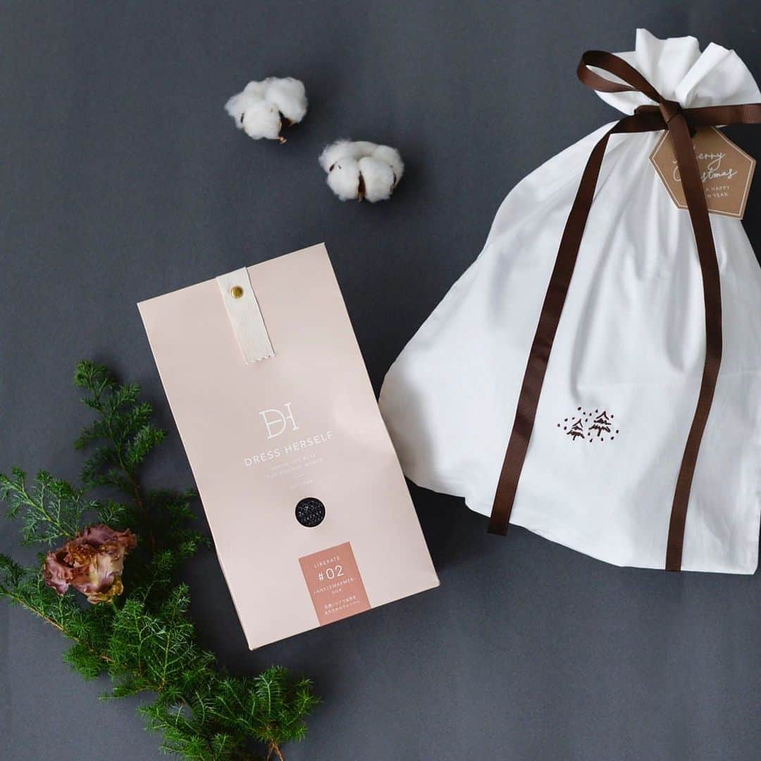 北欧、暮らしの道具店さんのインスタグラム写真 - (北欧、暮らしの道具店Instagram)「クリスマス限定ラッピングでお届け！おうちで過ごすのが好きなあの人に。「シルク混のアンクルウォーマー」 . - - - - - - - - - - - - 当店がご用意したこちらのクリスマスギフトは、 足首からふくらはぎを包み込む DRESS HERSELF（ドレス・ハーセルフ）の 「アンクルウォーマー」を クリスマス限定の巾着に入れた特別な一品。  素肌に触れる内側はシルク混で しっとりふわふわな肌触り。 肌触りが気持ちいい！ とスタッフの間でも評判なんです。  普段チクチクを感じやすい方にも 安心してプレゼントできそうですよ。  くつろぎタイムはもちろん、 スムーズに脱着できるから お出かけ先での体温調節にも◎  アームウォーマーとしても 使えるので、お茶の時間や パソコン仕事で冷えがちな手首も 温められます。  色はダークグレーとカフェオレの2つ。 この冬のおともにぜひ ご覧になってみてくださいね♪ . - - - - - - - - - - - - - - - - - - - - - - - - DRESS HERSELF/アンクルウォーマー/シルク . ▶お買いものはプロフィールのリンクからどうぞ→@hokuoh_kurashi . 🎁「クラシ手帳2021」プレゼントキャンペーン実施中！お買いものいただいた方全員に、当店オリジナルの手帳を無料でお届けいたします。 . ※12月24日（木）、25日（金）までに商品のお届けをご希望の場合は、【12月22日（火）9時まで】にご注文いただくことをおすすめいたします。 . ※ 年末年始休業は、「12月29日（火）～1月3日（日）」。 【12月28日（月）9時まで】に確定したご注文は、年内出荷をいたします。 . #fashion#coordinate#DRESSHERSELF#ドレスハーセルフ#アンクルウォーマー#冷えとり#冷え対策#冷え#靴下#秋#冬#冬支度#ファッション#コーデ#コーディネート#シンプルコーデ#今日のコーデ#お家じかん#家じかん#シンプル#シンプルライフ#シンプルデザイン#暮らしを楽しむ#日々の暮らし#北欧#暮らし#北欧暮らしの道具店」12月9日 11時10分 - hokuoh_kurashi