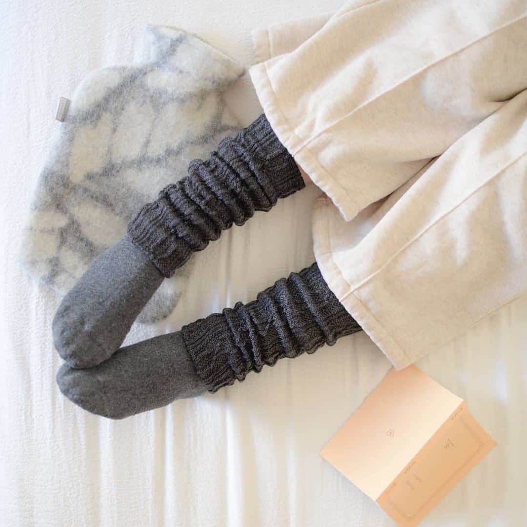 北欧、暮らしの道具店さんのインスタグラム写真 - (北欧、暮らしの道具店Instagram)「クリスマス限定ラッピングでお届け！おうちで過ごすのが好きなあの人に。「シルク混のアンクルウォーマー」 . - - - - - - - - - - - - 当店がご用意したこちらのクリスマスギフトは、 足首からふくらはぎを包み込む DRESS HERSELF（ドレス・ハーセルフ）の 「アンクルウォーマー」を クリスマス限定の巾着に入れた特別な一品。  素肌に触れる内側はシルク混で しっとりふわふわな肌触り。 肌触りが気持ちいい！ とスタッフの間でも評判なんです。  普段チクチクを感じやすい方にも 安心してプレゼントできそうですよ。  くつろぎタイムはもちろん、 スムーズに脱着できるから お出かけ先での体温調節にも◎  アームウォーマーとしても 使えるので、お茶の時間や パソコン仕事で冷えがちな手首も 温められます。  色はダークグレーとカフェオレの2つ。 この冬のおともにぜひ ご覧になってみてくださいね♪ . - - - - - - - - - - - - - - - - - - - - - - - - DRESS HERSELF/アンクルウォーマー/シルク . ▶お買いものはプロフィールのリンクからどうぞ→@hokuoh_kurashi . 🎁「クラシ手帳2021」プレゼントキャンペーン実施中！お買いものいただいた方全員に、当店オリジナルの手帳を無料でお届けいたします。 . ※12月24日（木）、25日（金）までに商品のお届けをご希望の場合は、【12月22日（火）9時まで】にご注文いただくことをおすすめいたします。 . ※ 年末年始休業は、「12月29日（火）～1月3日（日）」。 【12月28日（月）9時まで】に確定したご注文は、年内出荷をいたします。 . #fashion#coordinate#DRESSHERSELF#ドレスハーセルフ#アンクルウォーマー#冷えとり#冷え対策#冷え#靴下#秋#冬#冬支度#ファッション#コーデ#コーディネート#シンプルコーデ#今日のコーデ#お家じかん#家じかん#シンプル#シンプルライフ#シンプルデザイン#暮らしを楽しむ#日々の暮らし#北欧#暮らし#北欧暮らしの道具店」12月9日 11時10分 - hokuoh_kurashi